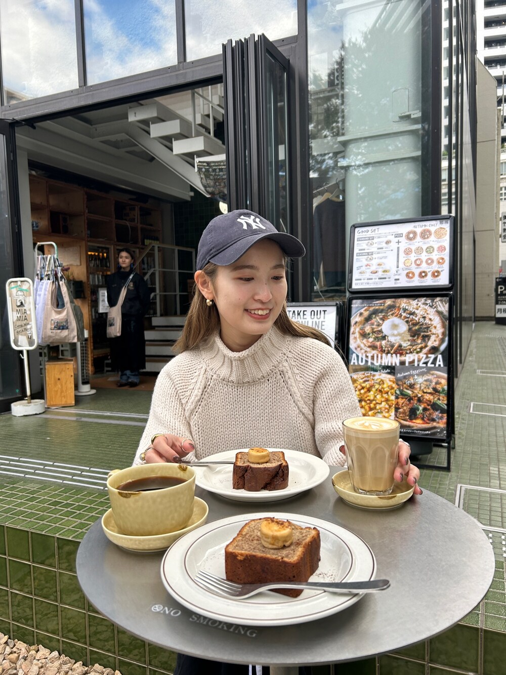 ホワイト系のニット/セーターを着用したレディースの冬コーディネートの3枚目の写真