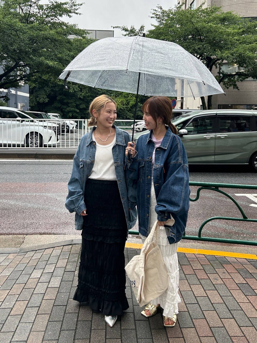 ブルー系のデニムジャケット、ブラック系のスカート、ホワイト系のTシャツ/カットソーを着用したレディースの夏コーディネートの4枚目の写真