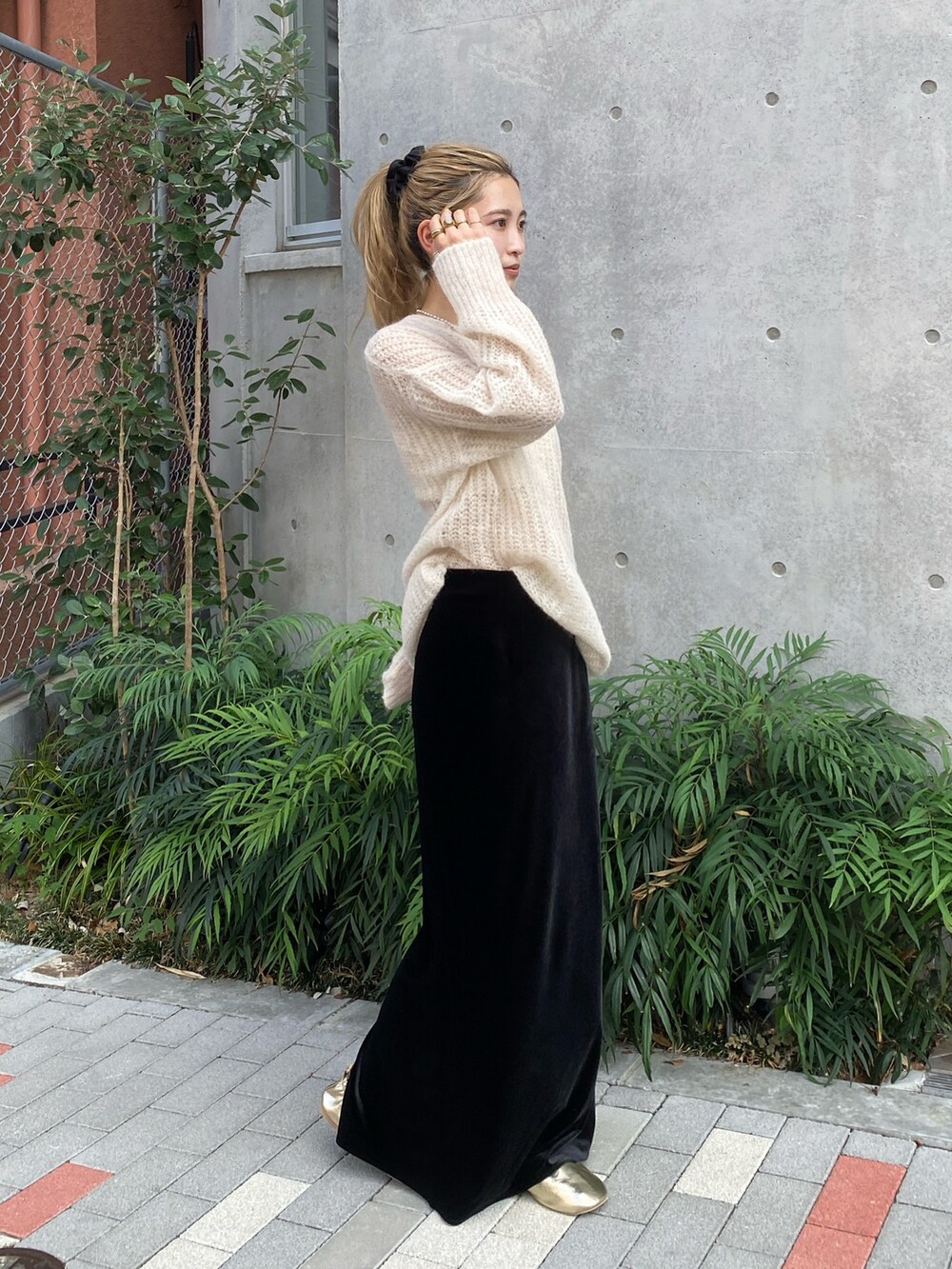 ホワイト系のニット/セーター、ブラック系のスカートを着用したレディースの秋コーディネートの2枚目の写真