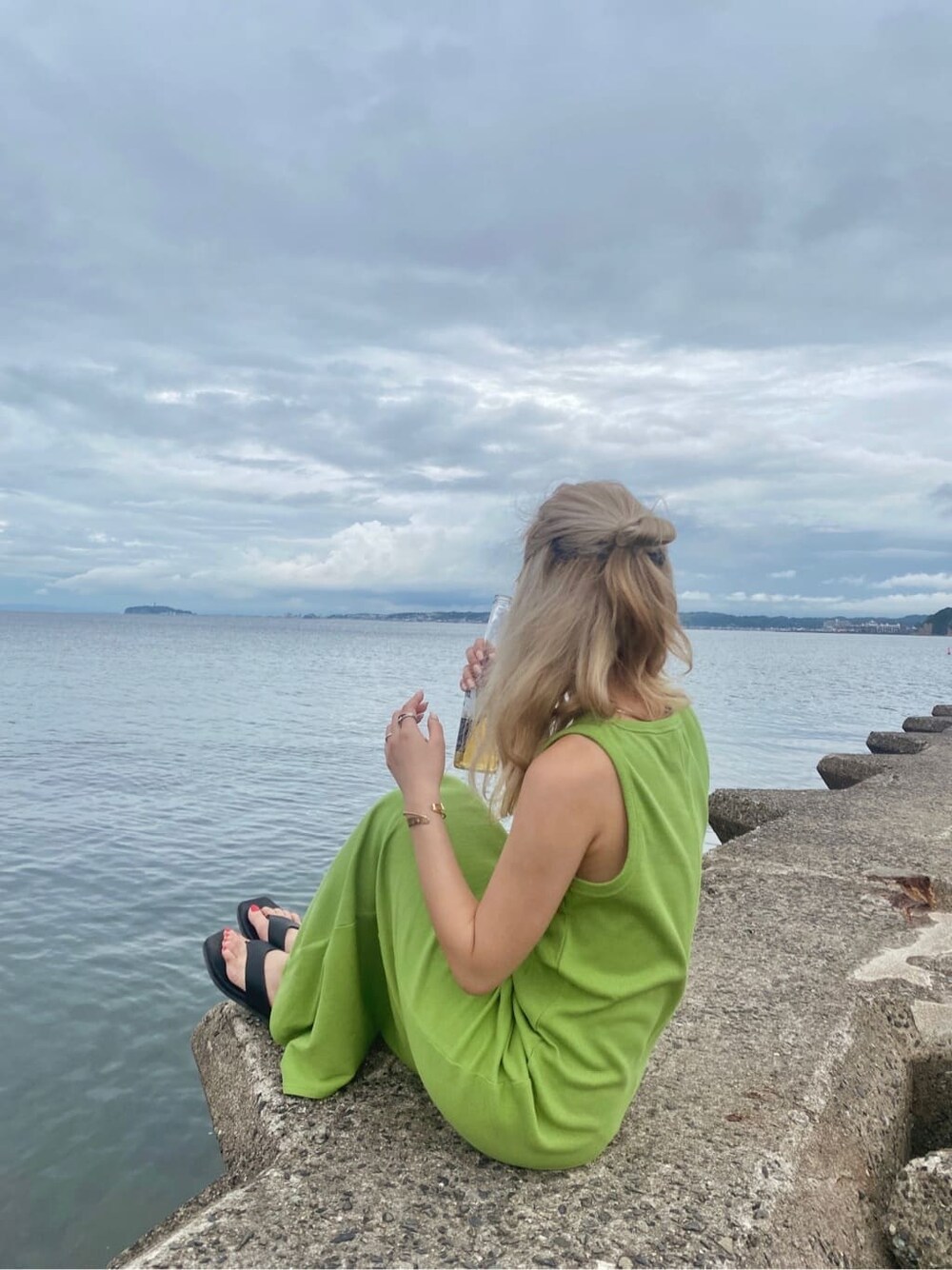 グリーン系のワンピース、ブラウン系のハットを着用したレディースの夏コーディネートの8枚目の写真