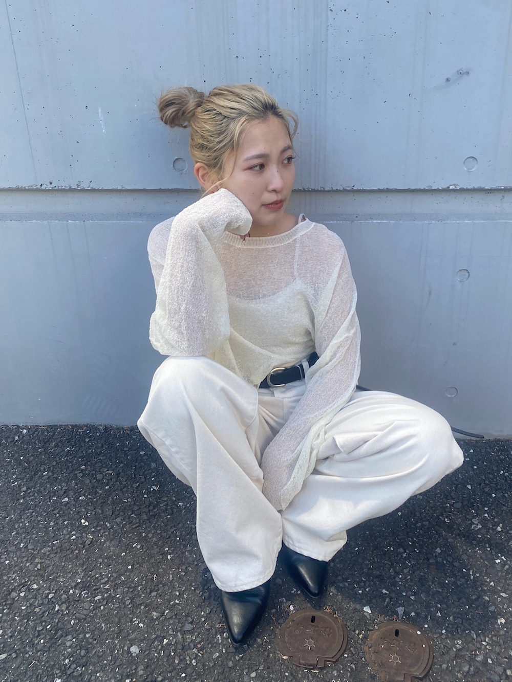 ホワイト系のニット/セーター、ホワイト系のデニムパンツを着用したレディースの冬コーディネートの2枚目の写真
