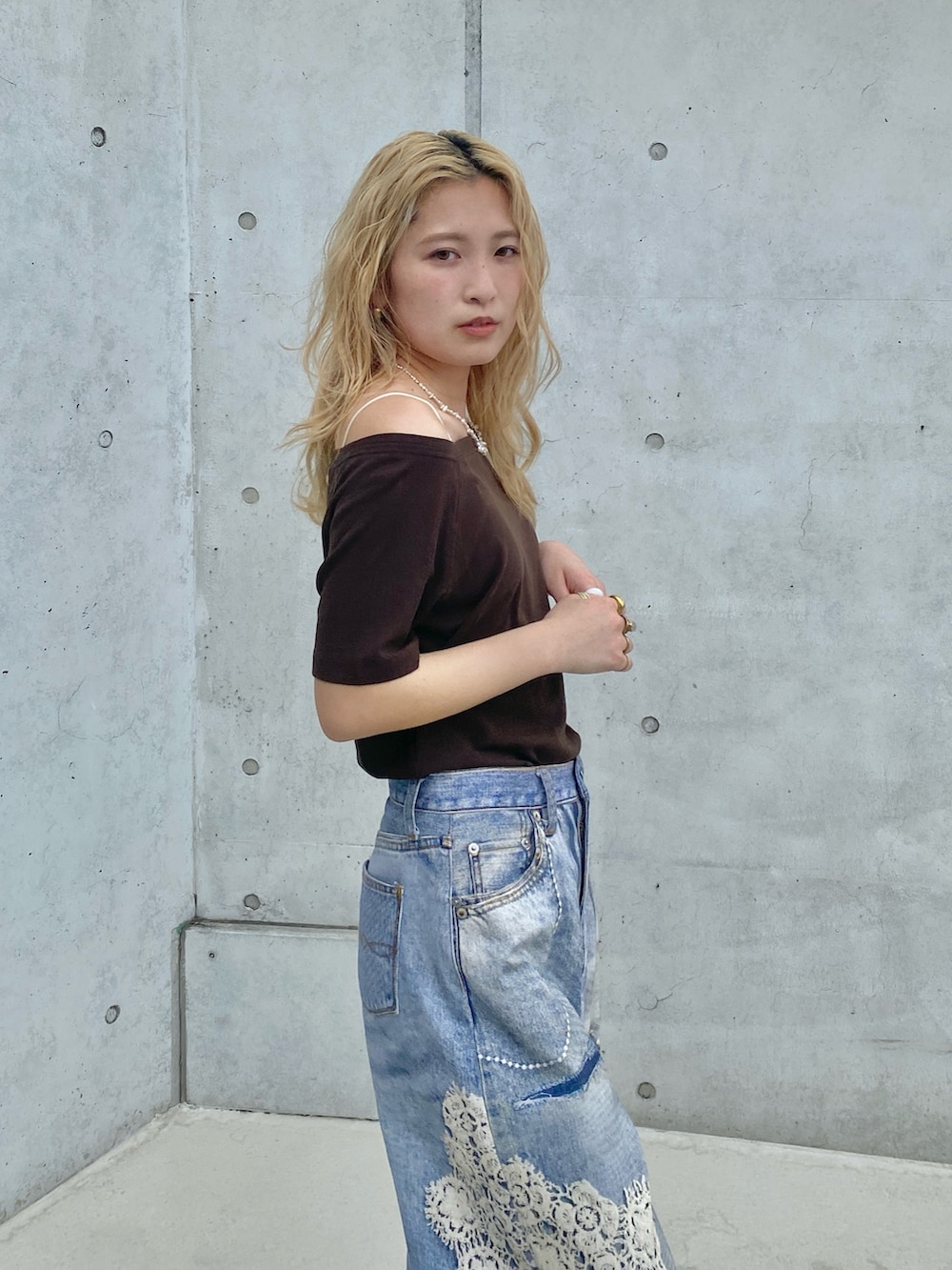 ブラウン系のTシャツ/カットソー、ブルー系のデニムパンツを着用したレディースの春コーディネートの3枚目の写真