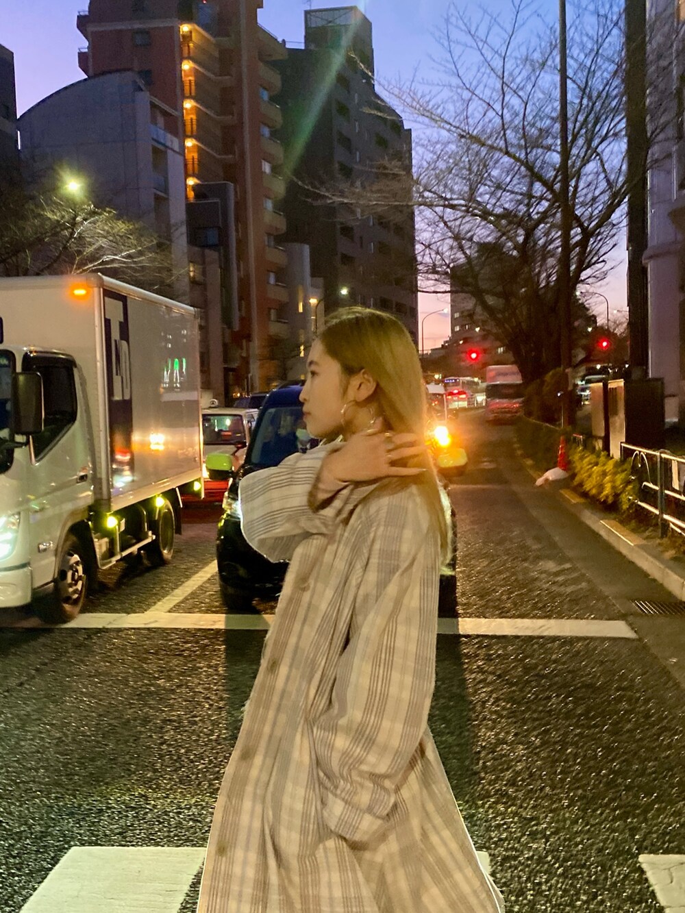 その他のステンカラーコート、ブルー系のデニムパンツ、ピンク系のTシャツ/カットソーを着用したレディースの冬コーディネートの3枚目の写真