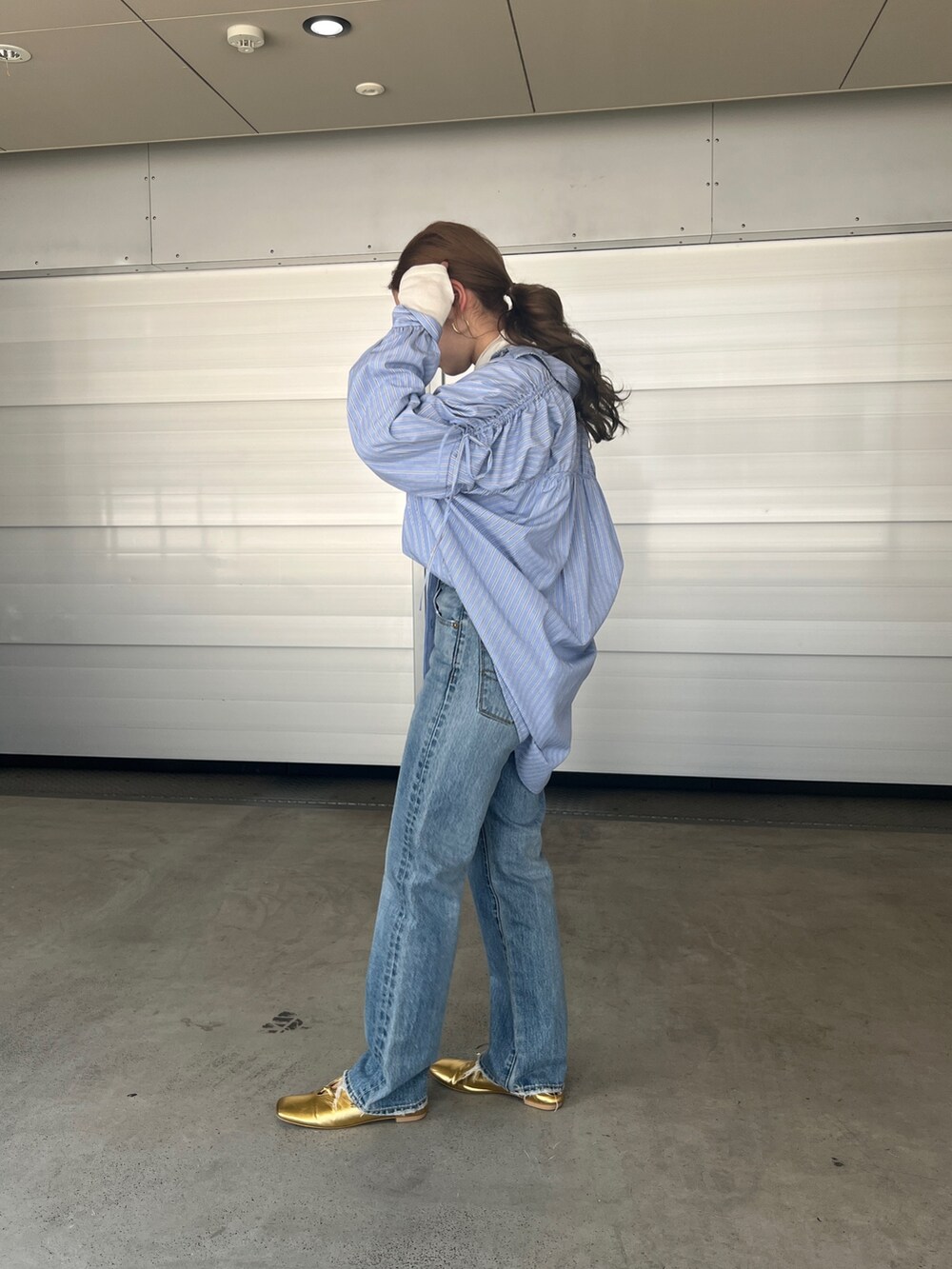 その他のシャツ/ブラウス、ホワイト系のTシャツ/カットソー、ブルー系のデニムパンツを着用したレディースの春コーディネートの6枚目の写真