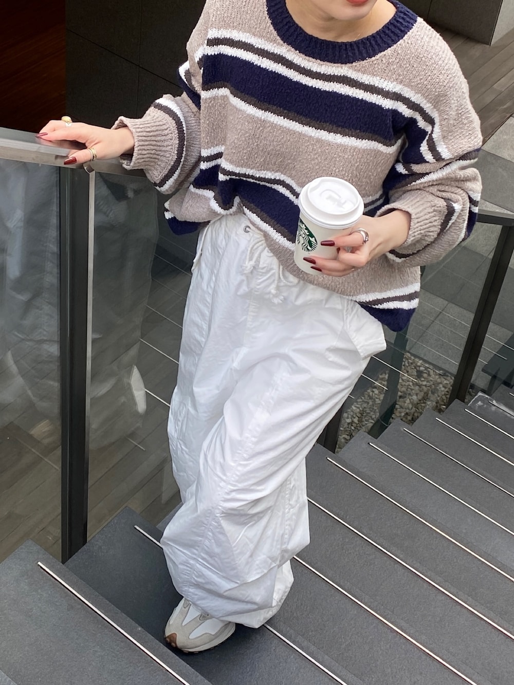 その他のニット/セーター、ホワイト系のその他パンツ、ブラウン系のメガネを着用したレディースの冬コーディネートの4枚目の写真