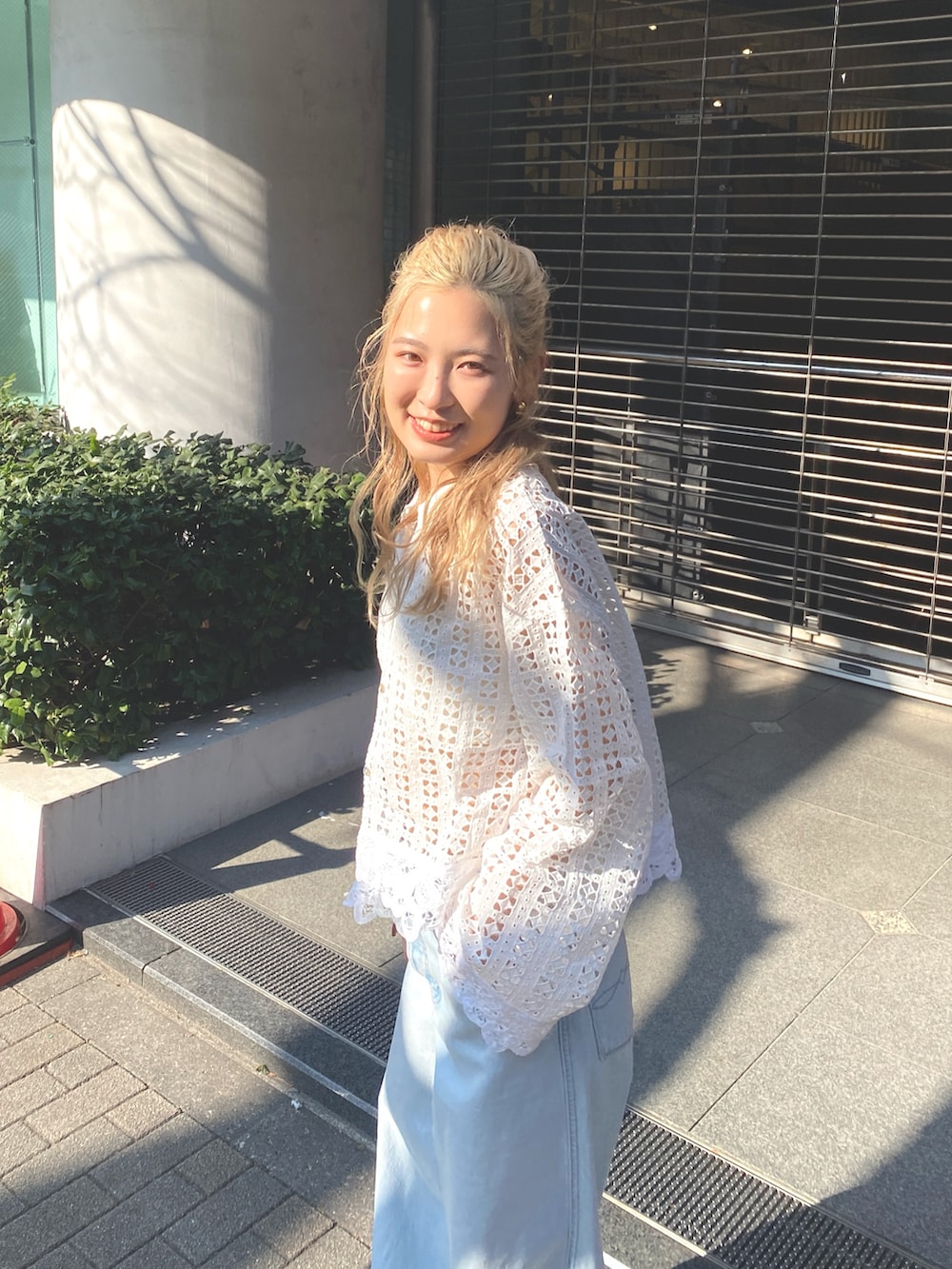 ブルー系のデニムパンツ、ブルー系のスニーカーを着用したレディースの春コーディネートの3枚目の写真