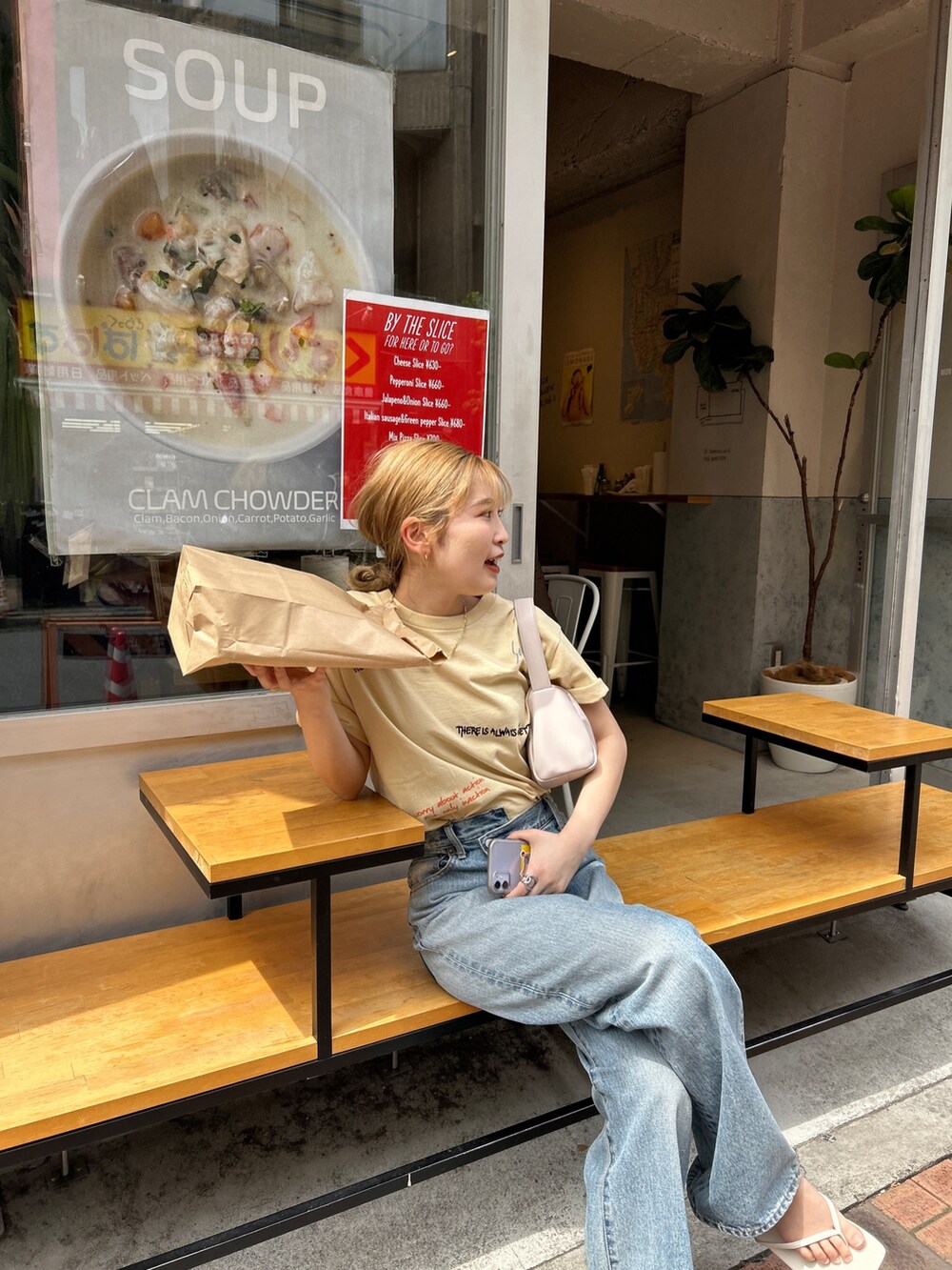 イエロー系のTシャツ/カットソー、ブルー系のデニムパンツを着用したレディースの春コーディネートの3枚目の写真