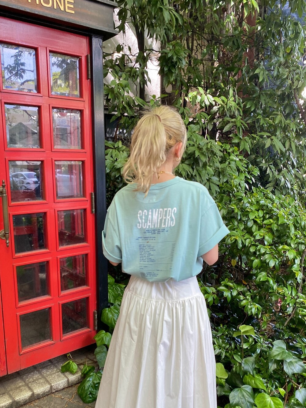 ブルー系のTシャツ/カットソー、ホワイト系のスカートを着用したレディースの春コーディネートの3枚目の写真