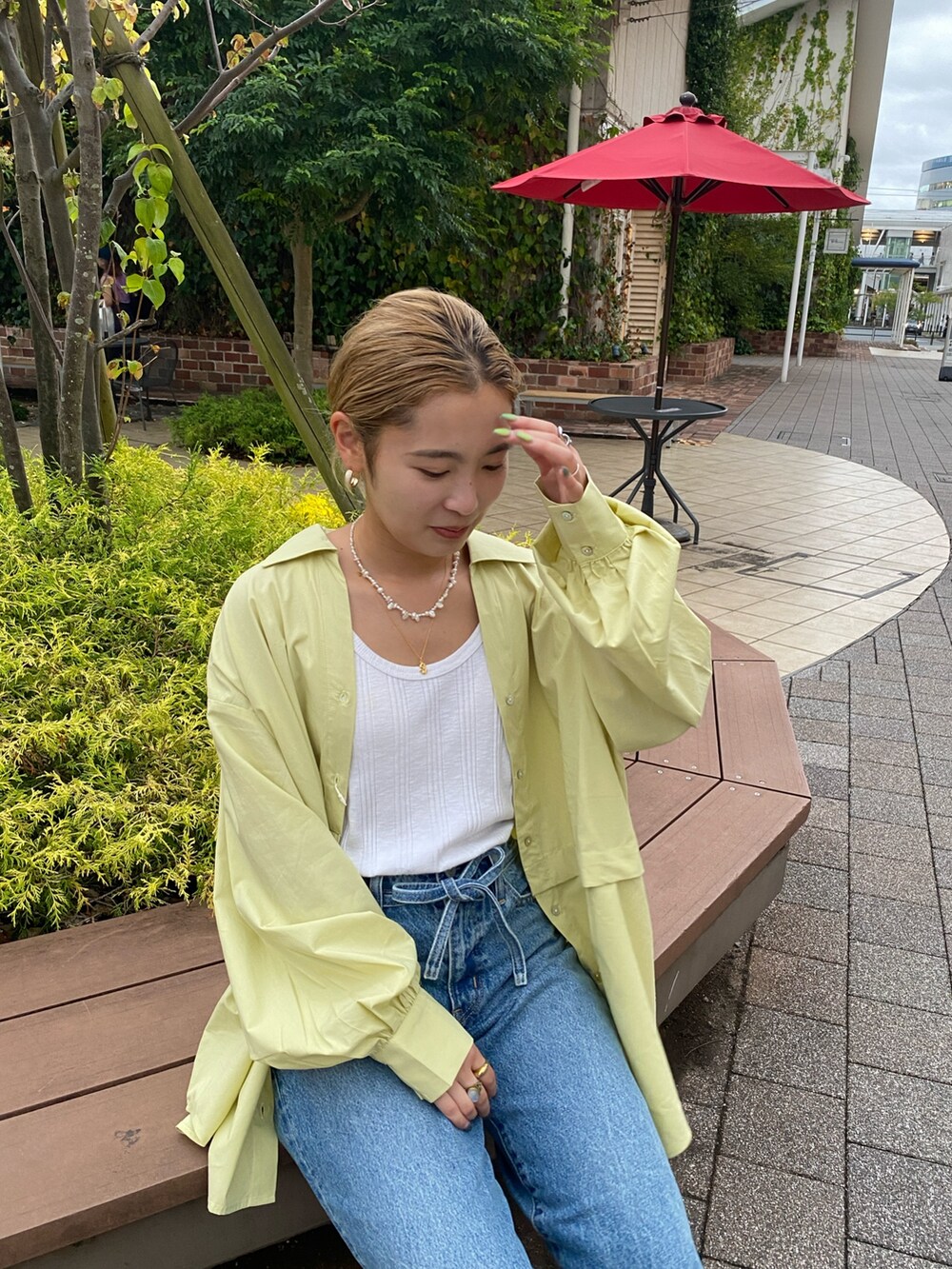 グリーン系のシャツ/ブラウス、ホワイト系のTシャツ/カットソー、ブルー系のデニムパンツを着用したレディースの夏コーディネートの5枚目の写真