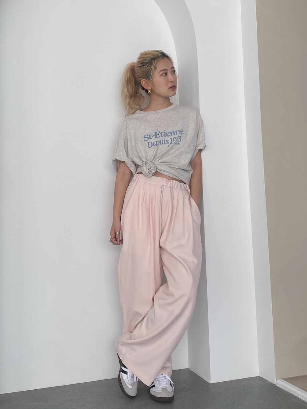 グレー系のTシャツ/カットソー、ピンク系のその他パンツを着用したレディースの春コーディネートの5枚目の写真