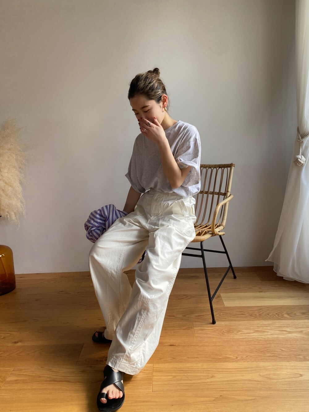 グレー系のTシャツ/カットソー、ホワイト系のその他パンツ、パープル系のシャツ/ブラウスを着用したレディースの春コーディネートの3枚目の写真