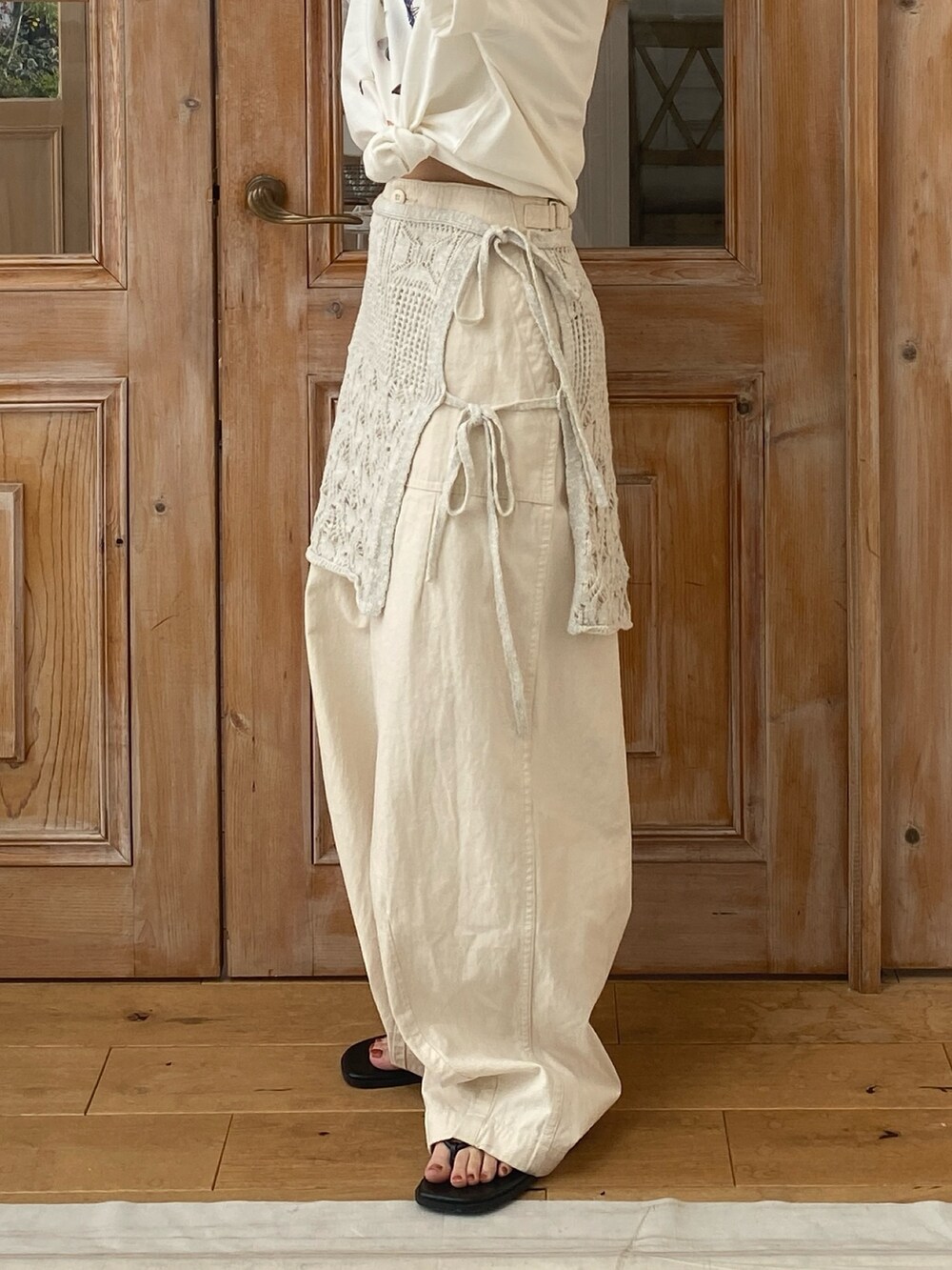 ホワイト系のTシャツ/カットソー、ホワイト系のスカート、ホワイト系のその他パンツを着用したレディースの春コーディネートの2枚目の写真