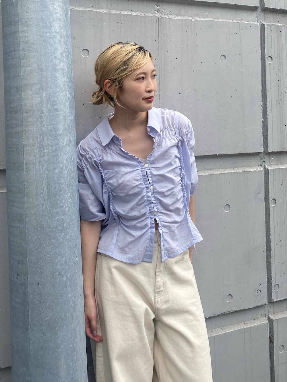 ブルー系のシャツ/ブラウス、ホワイト系のデニムパンツ、その他のサンダルを着用したレディースの春コーディネートの2枚目の写真