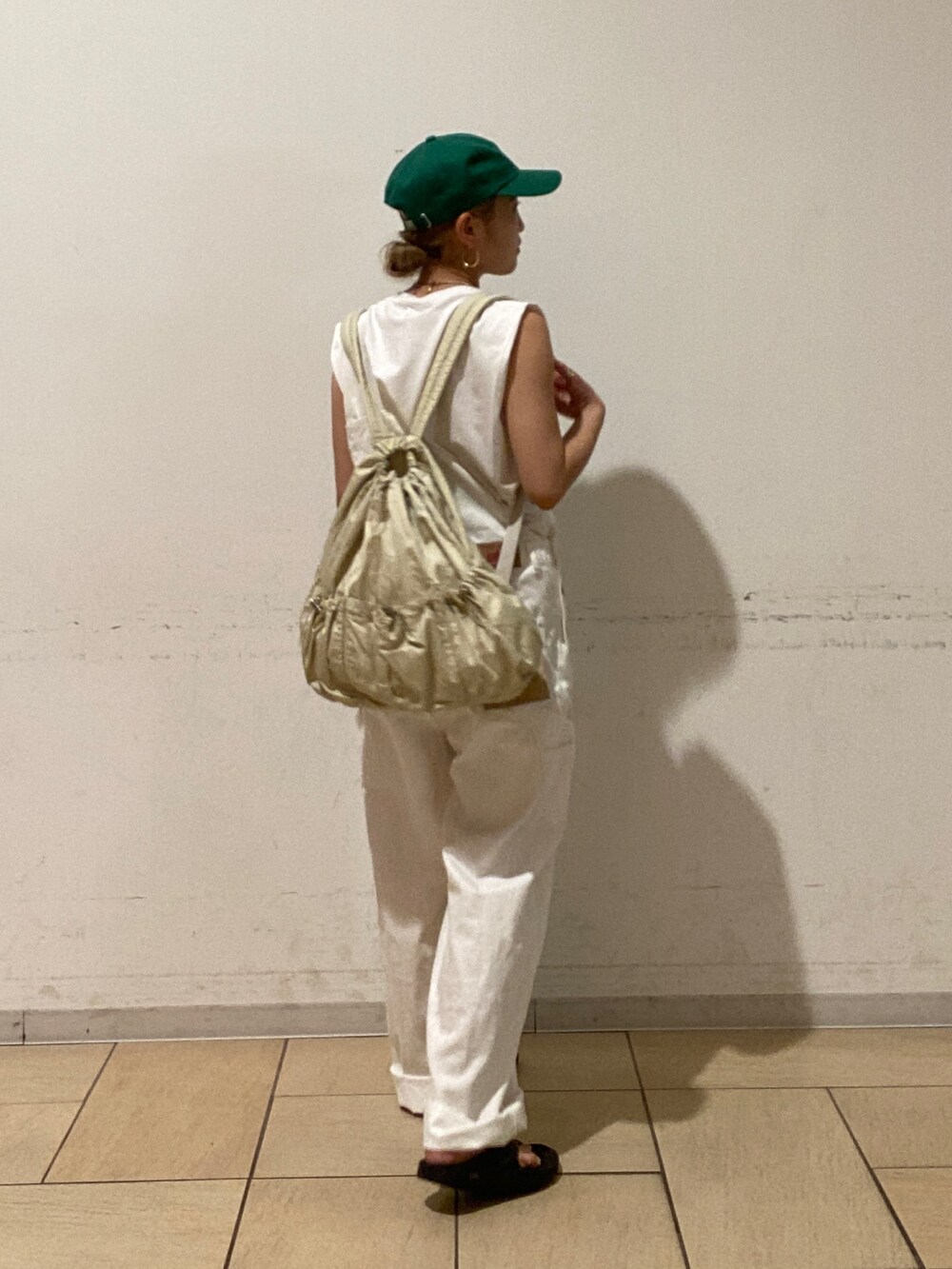 ホワイト系のTシャツ/カットソー、グリーン系のキャップを着用したレディースの夏コーディネートの3枚目の写真