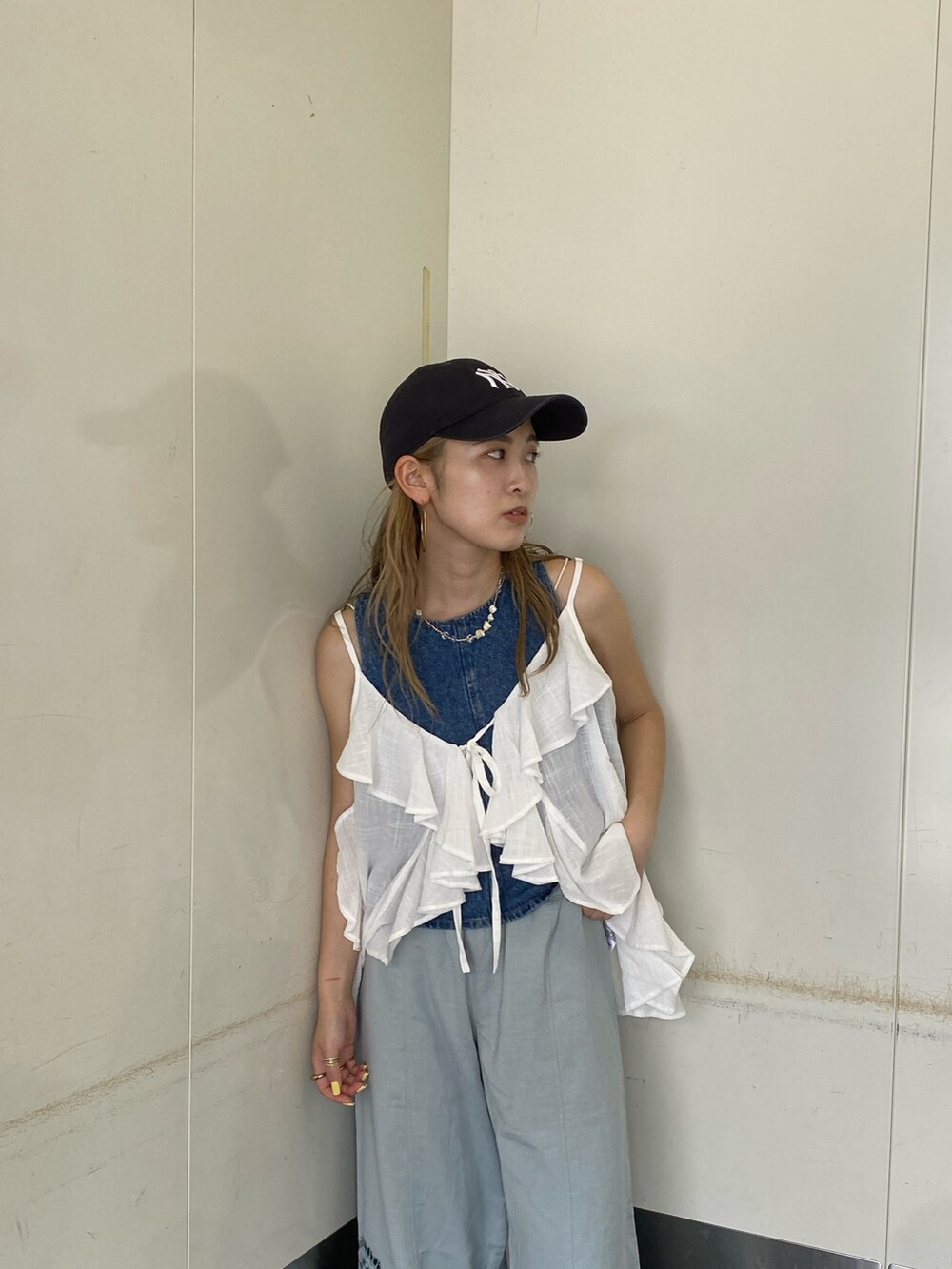 ホワイト系のキャミソール、ブルー系のシャツ/ブラウス、ブルー系のその他パンツを着用したレディースの夏コーディネートの2枚目の写真