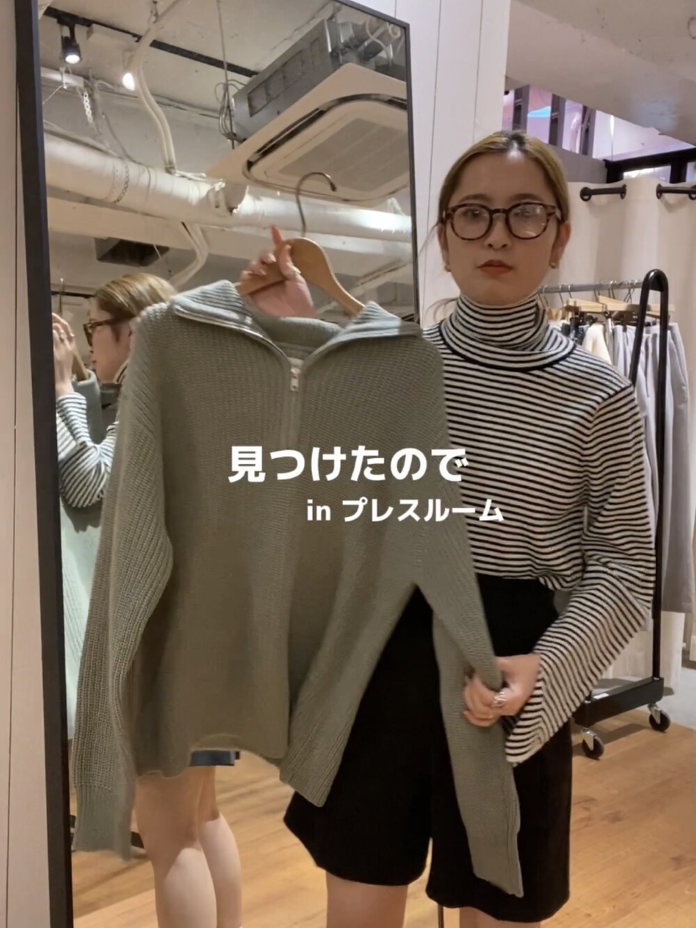 グレー系のニット/セーター、ホワイト系のニット/セーター、ブラウン系のメガネを着用したレディースの冬コーディネートの3枚目の写真