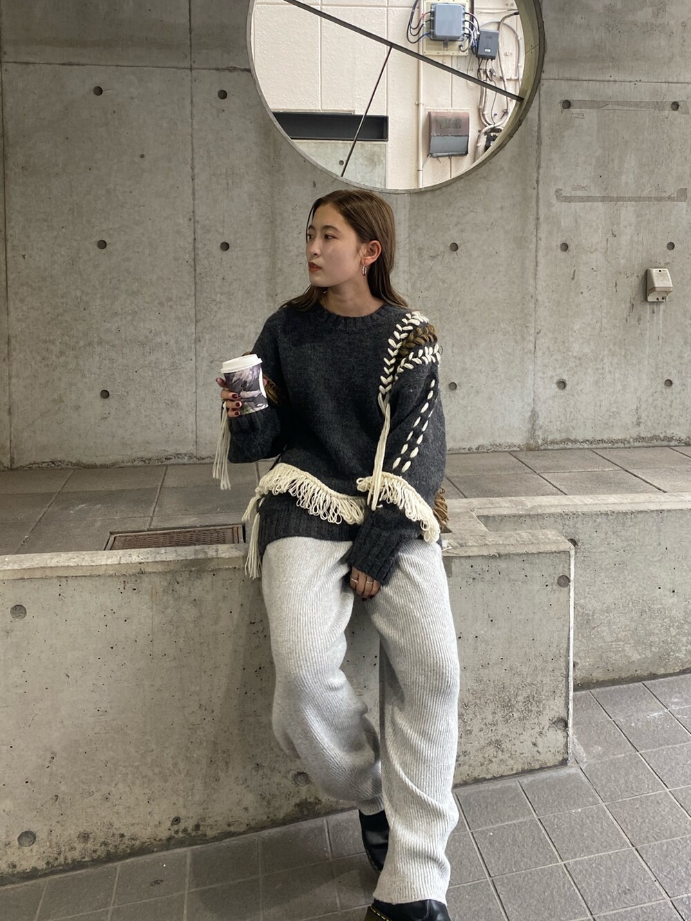 グレー系のニット/セーター、グレー系のその他パンツを着用したレディースの秋コーディネートの3枚目の写真