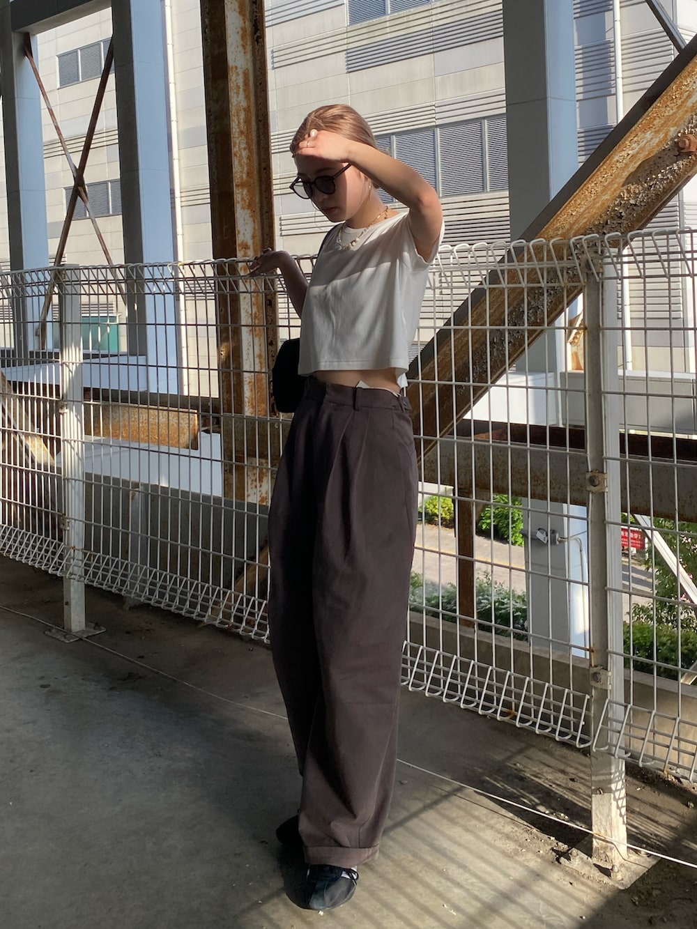 「Ungrid、アングリッド」｜「UngridのカラーフィットTee（Tシャツ/カットソー、ホワイト系）」を使った、秋本すずかさん（レディース・155cm）の春コーディネートの2枚目の写真