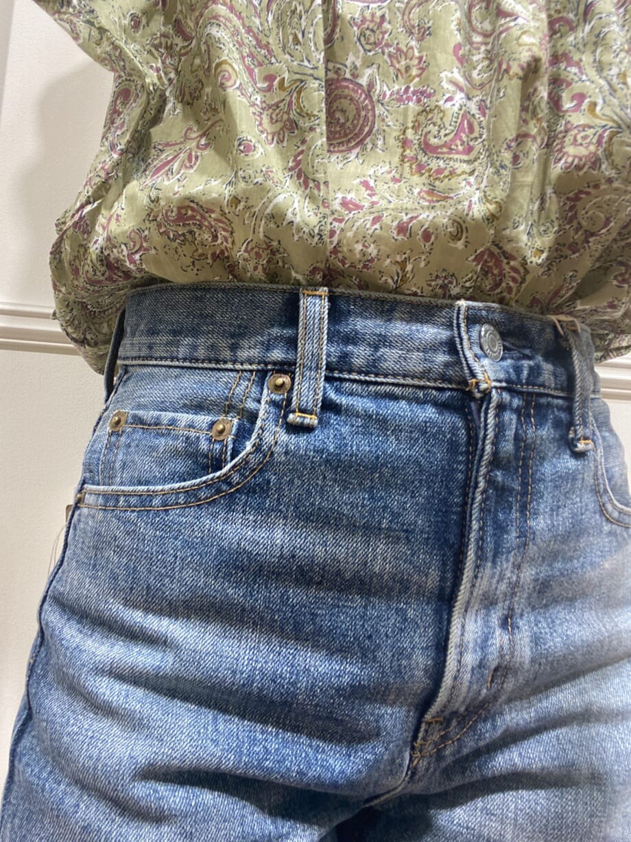 ホワイト系のサンダル、グリーン系のシャツ/ブラウス、ブルー系のデニムパンツを着用したレディースの夏コーディネートの6枚目の写真