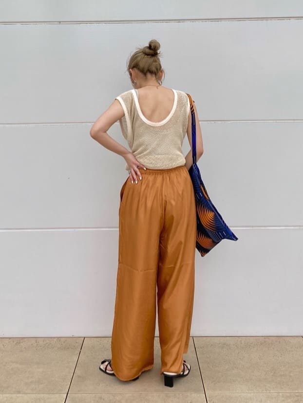 ブラック系のサンダル、オレンジ系のその他パンツ、ブルー系のショルダーバッグを着用したレディースの春コーディネートの3枚目の写真