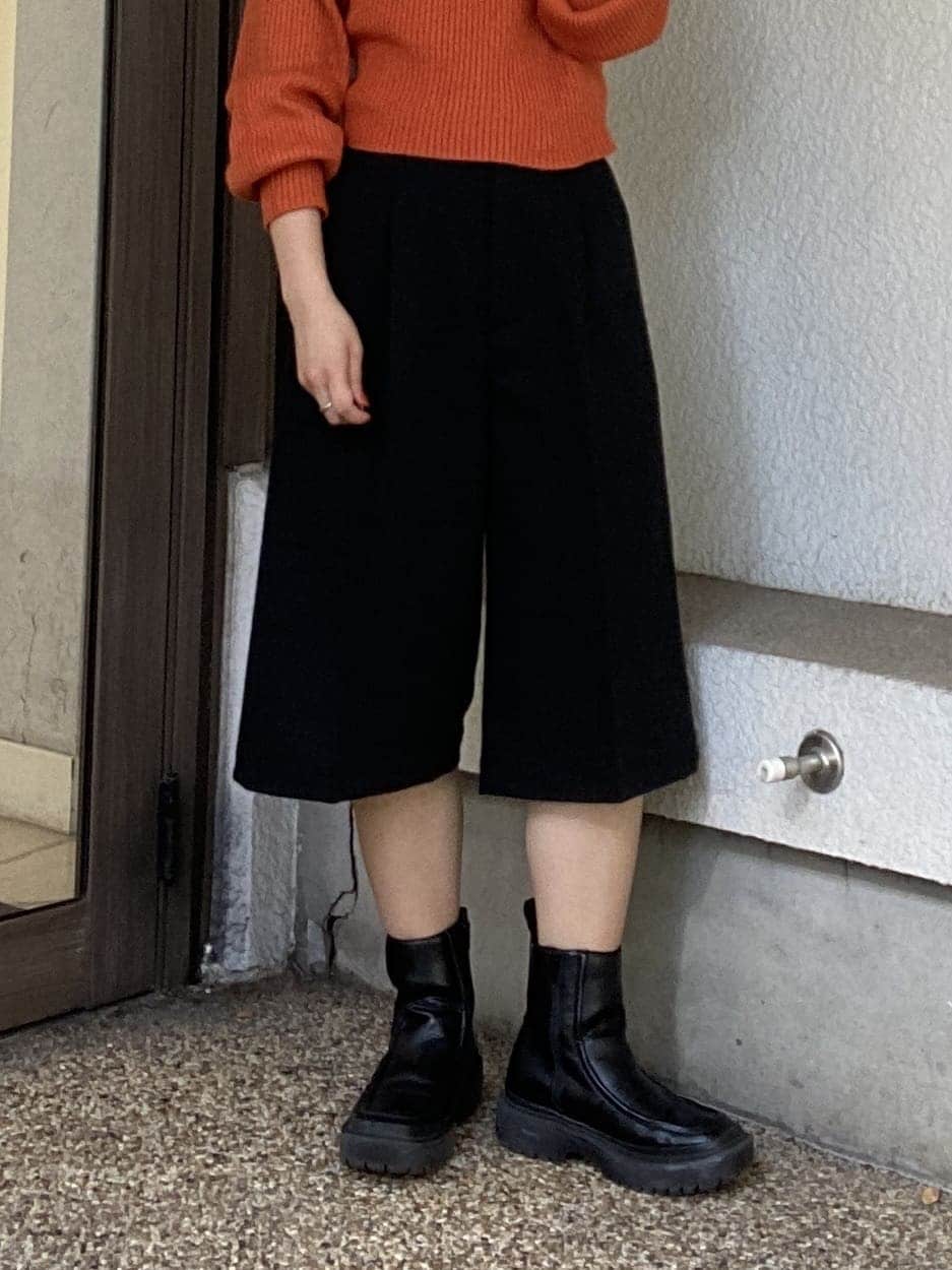 ホワイト系のタンクトップ、ホワイト系のTシャツ/カットソー、ブラック系のその他パンツを着用したレディースの秋コーディネートの7枚目の写真