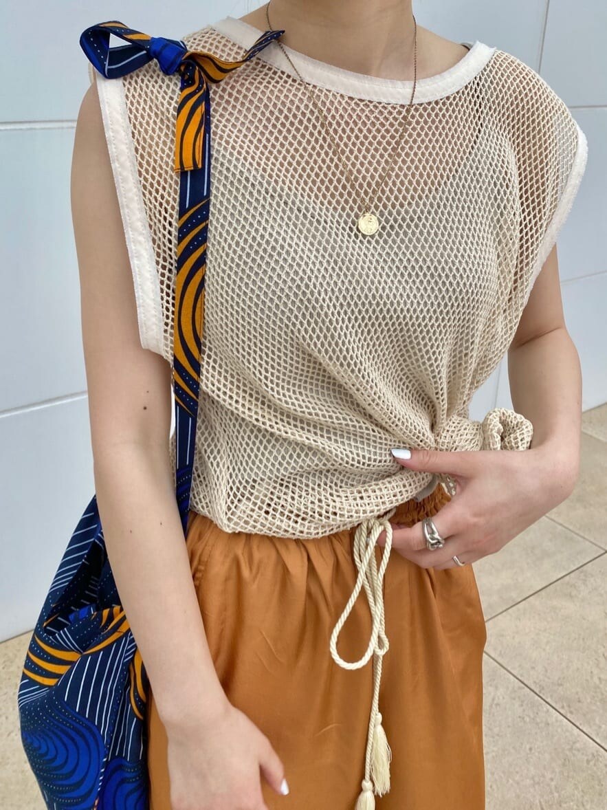 ブラック系のサンダル、オレンジ系のその他パンツ、ブルー系のショルダーバッグを着用したレディースの春コーディネートの7枚目の写真