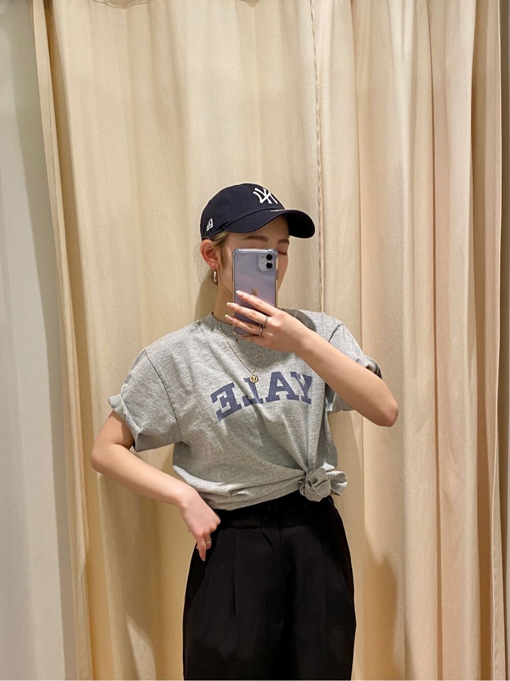ブラック系のスラックス、グレー系のTシャツ/カットソーを着用したレディースの春コーディネートの3枚目の写真