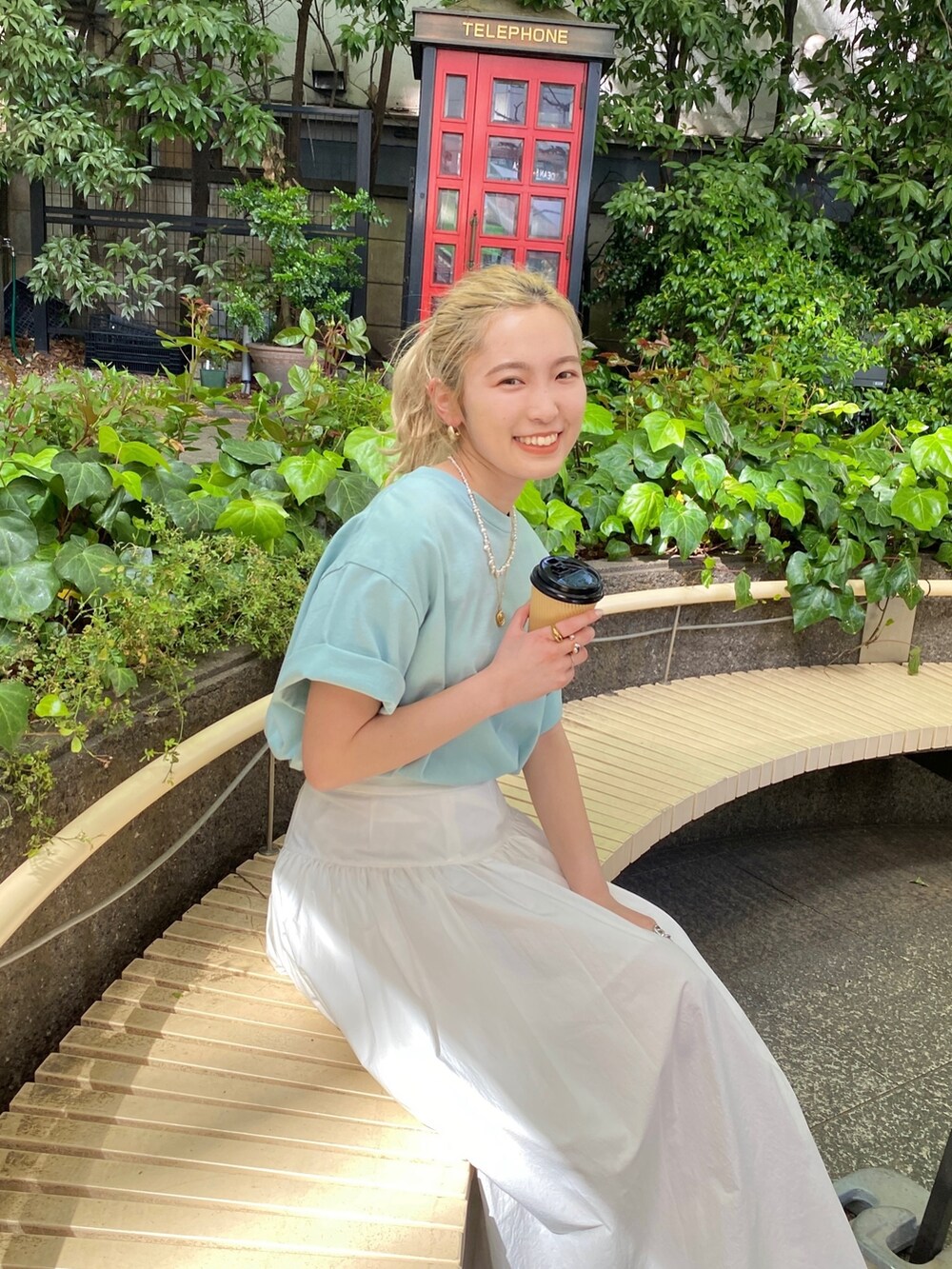 ブルー系のTシャツ/カットソー、ホワイト系のスカートを着用したレディースの春コーディネートの8枚目の写真