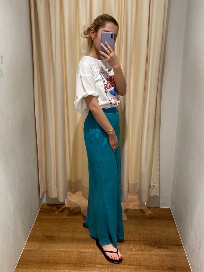 ブルー系のスカート、ホワイト系のTシャツ/カットソーを着用したレディースの夏コーディネートの3枚目の写真