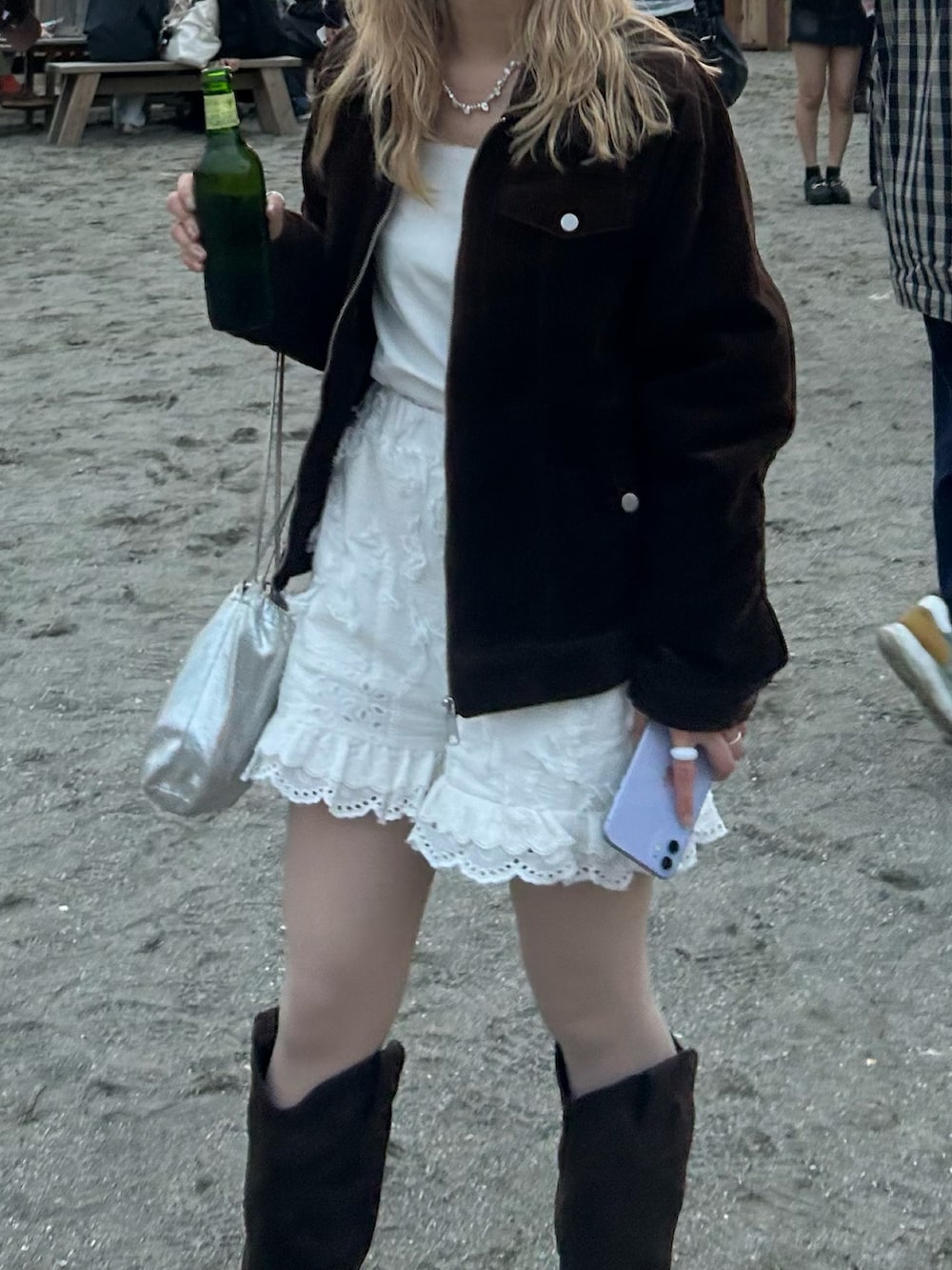 ホワイト系のその他パンツ、イエロー系のバンダナ/スカーフを着用したレディースの春コーディネートの3枚目の写真
