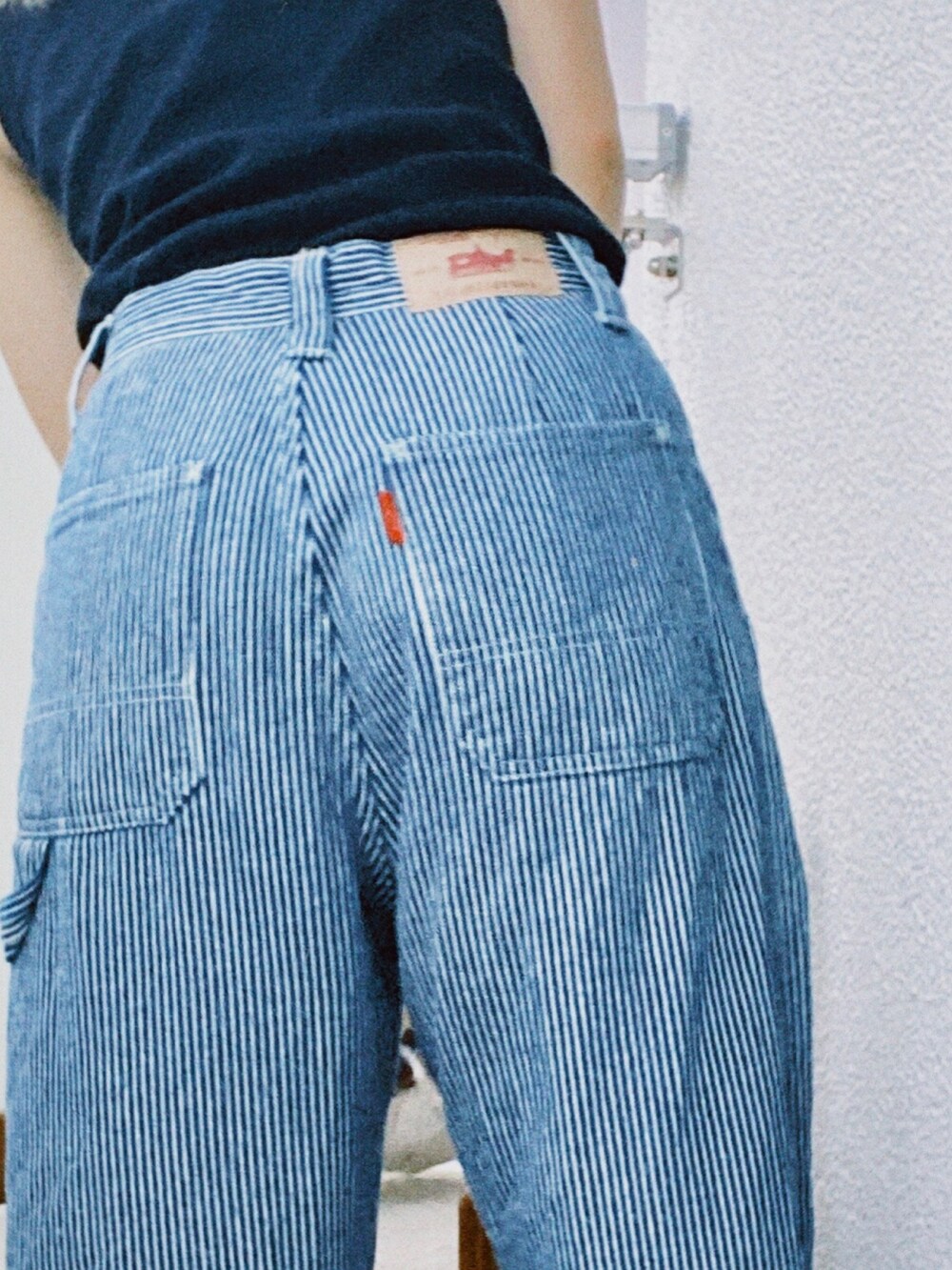 その他のデニムパンツ、ブラック系のタンクトップを着用したレディースの夏コーディネートの3枚目の写真