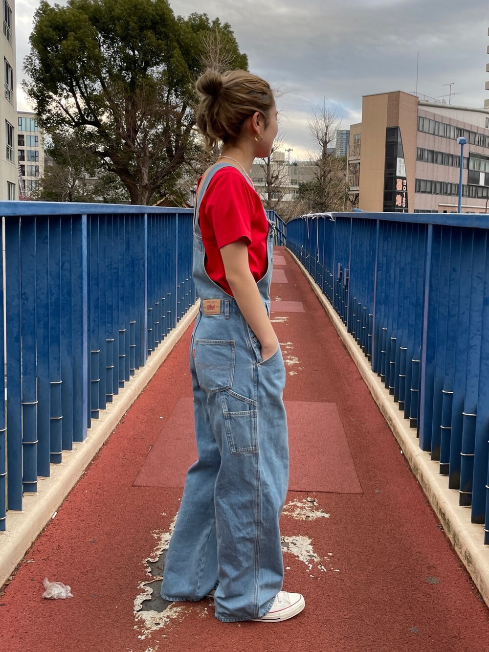ブルー系のつなぎ/オールインワン、レッド系のTシャツ/カットソーを着用したレディースの春コーディネートの5枚目の写真
