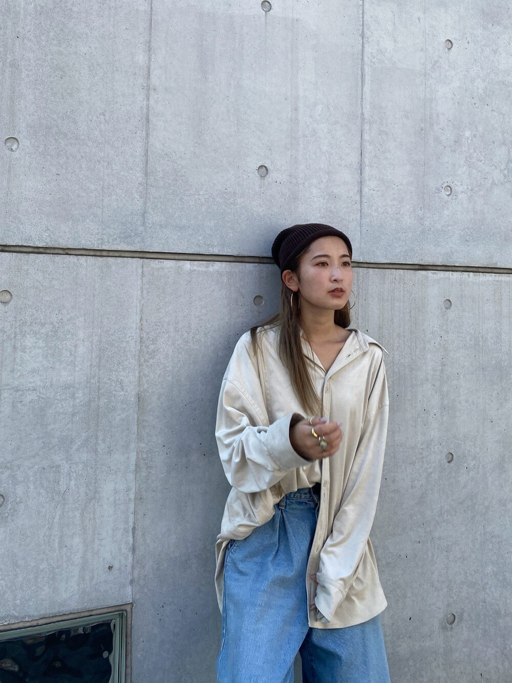 ホワイト系のシャツ/ブラウス、ブルー系のデニムパンツ、ブラウン系のローファーを着用したレディースの秋コーディネートの2枚目の写真