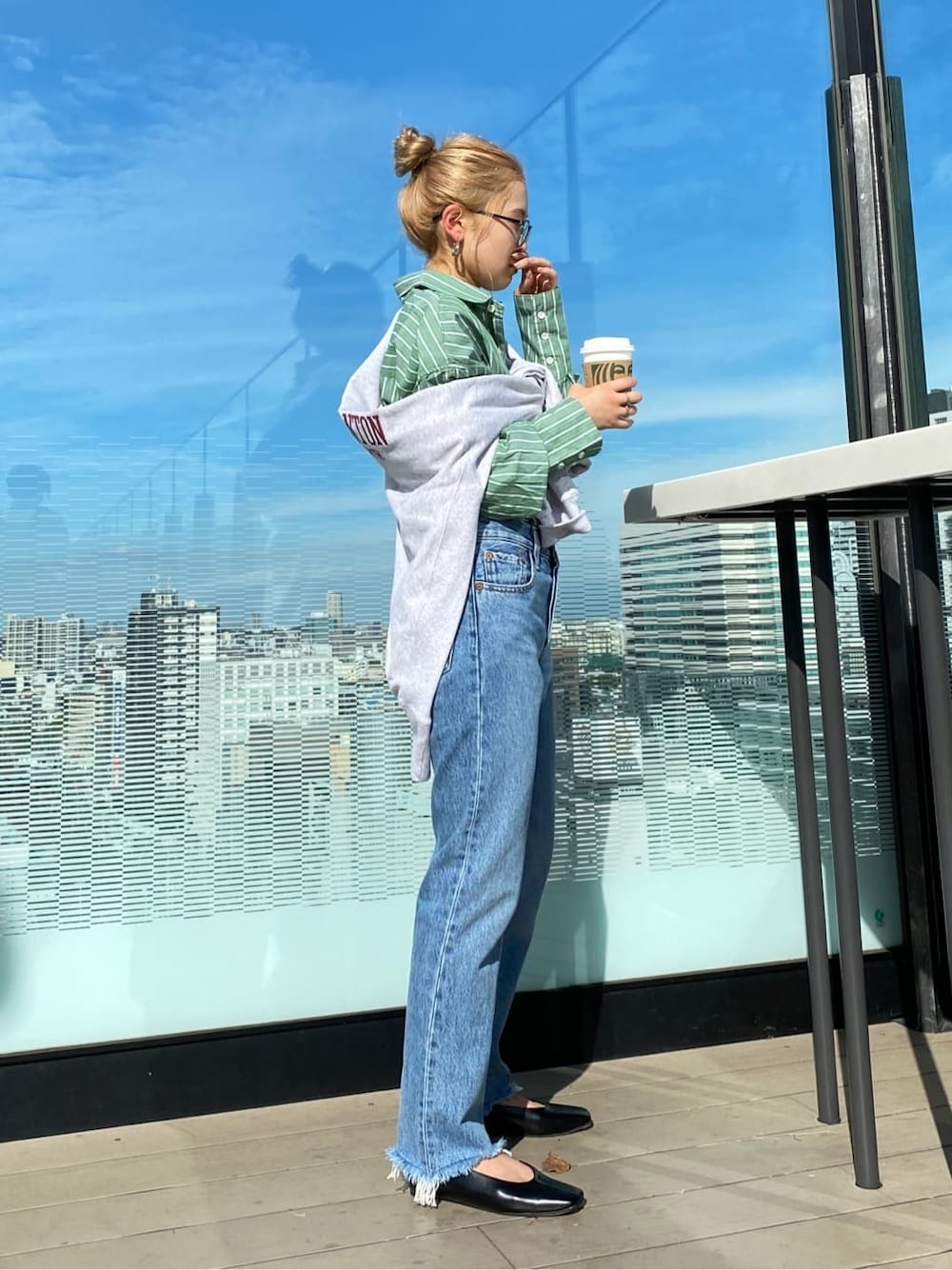 グリーン系のシャツ/ブラウス、ブラック系のパンプス、グレー系のスウェットを着用したレディースの秋コーディネートの3枚目の写真