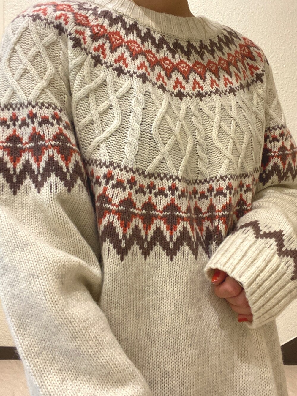 オレンジ系のスカート、ホワイト系のニット/セーター、ホワイト系のハンドバッグを着用したレディースの秋コーディネートの5枚目の写真