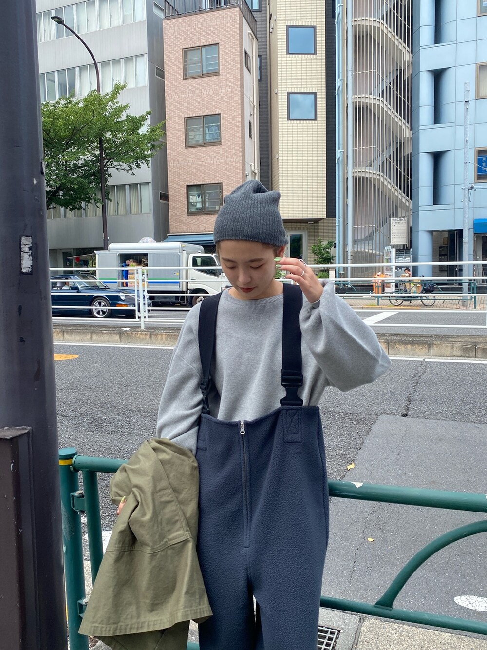 グレー系のニット/セーター、グレー系のサロペット/オーバーオール、ベージュ系のカバーオールを着用したレディースの夏コーディネートの4枚目の写真