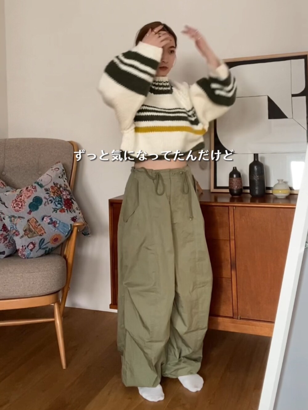 ホワイト系のニット/セーター、ブラウン系のその他パンツ、ブラック系のブーツを着用したレディースの冬コーディネートの4枚目の写真