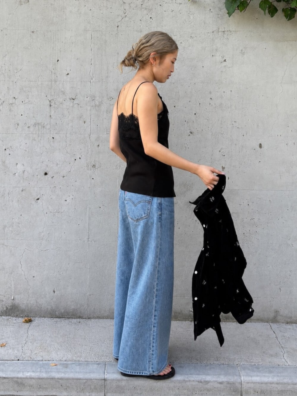 ブルー系のデニムパンツ、ブラック系のシャツ/ブラウス、ブラック系のTシャツ/カットソーを着用したレディースの夏コーディネートの2枚目の写真