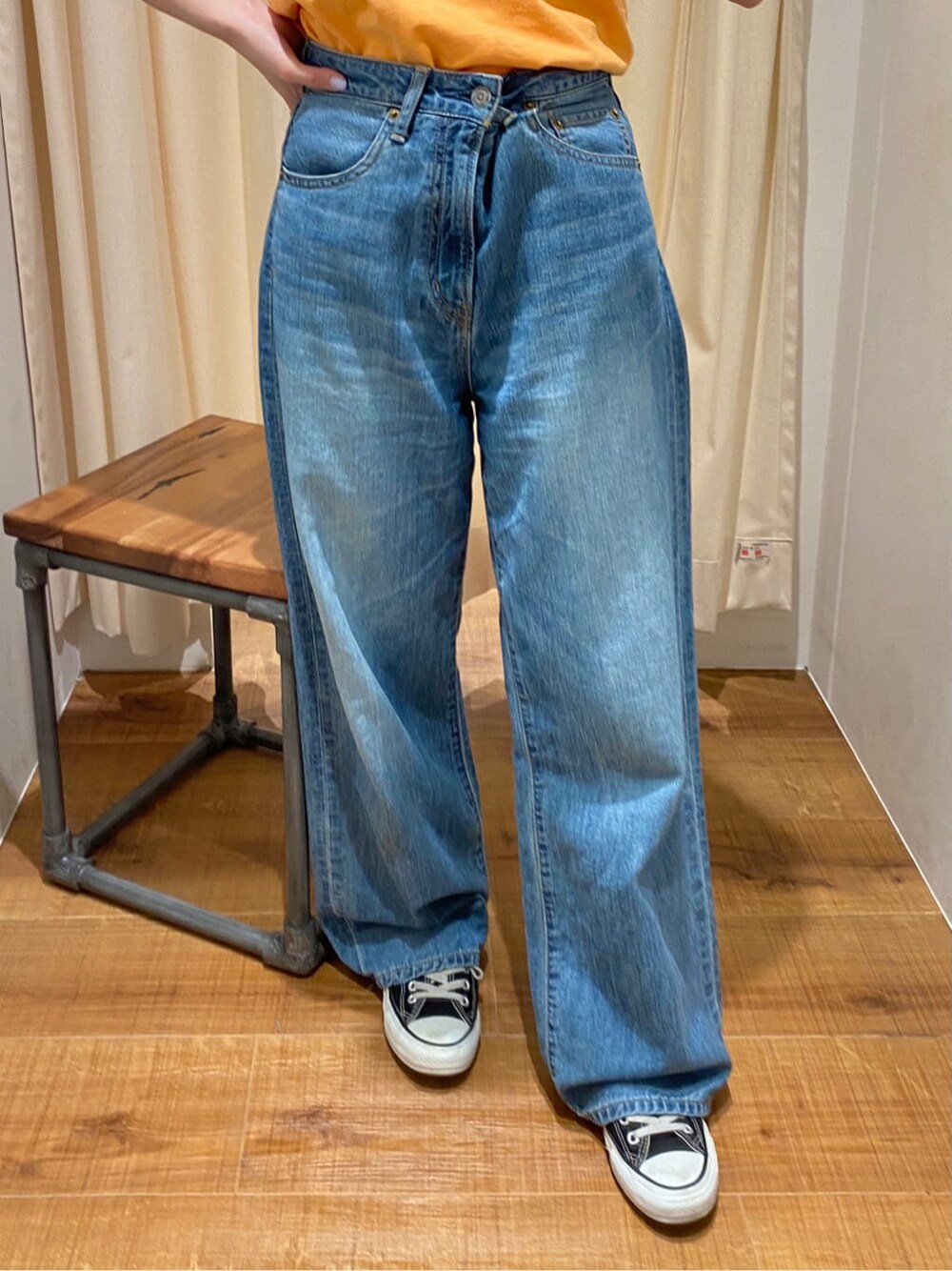 ブルー系のデニムパンツ、ホワイト系のキャミソール、レッド系のハンドバッグを着用したレディースの春コーディネートの5枚目の写真