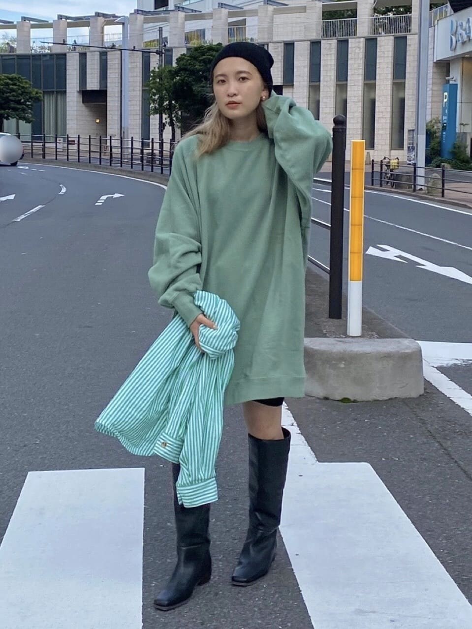 グリーン系のワンピース、グリーン系のシャツ/ブラウス、ブラック系のブーツを着用したレディースの秋コーディネートの2枚目の写真