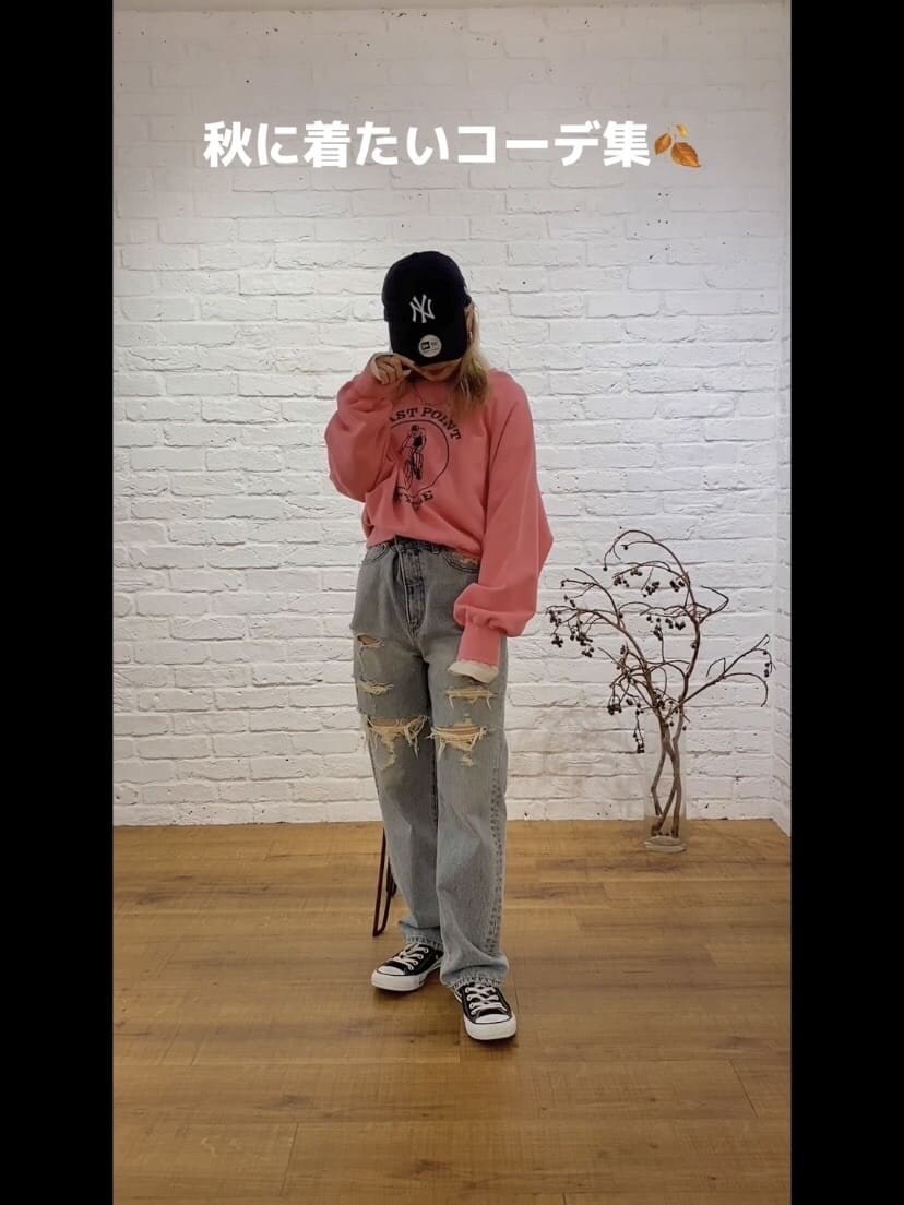 ブルー系のデニムパンツ、ホワイト系のTシャツ/カットソー、ピンク系のスウェットを着用したレディースの秋コーディネートの2枚目の写真