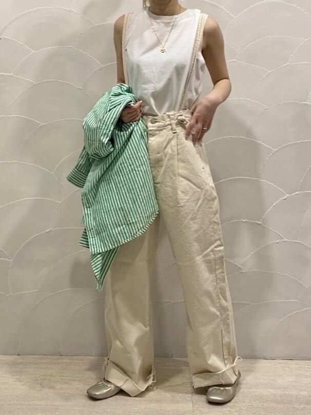 グリーン系のシャツ/ブラウス、ホワイト系のデニムパンツ、ホワイト系のタンクトップを着用したレディースの春コーディネートの3枚目の写真