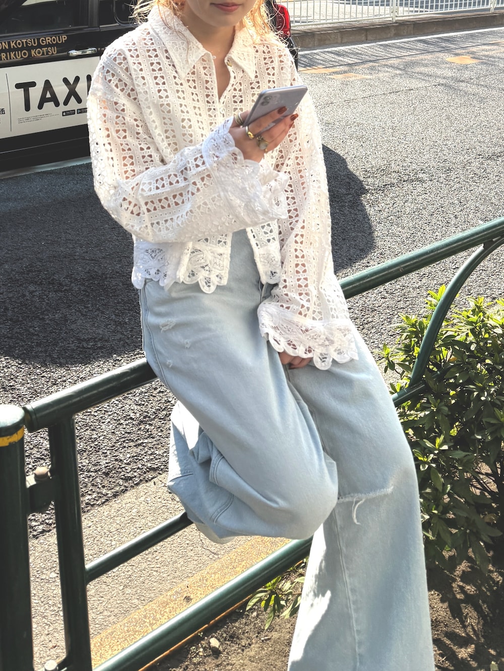 ブルー系のデニムパンツ、ブルー系のスニーカーを着用したレディースの春コーディネートの2枚目の写真