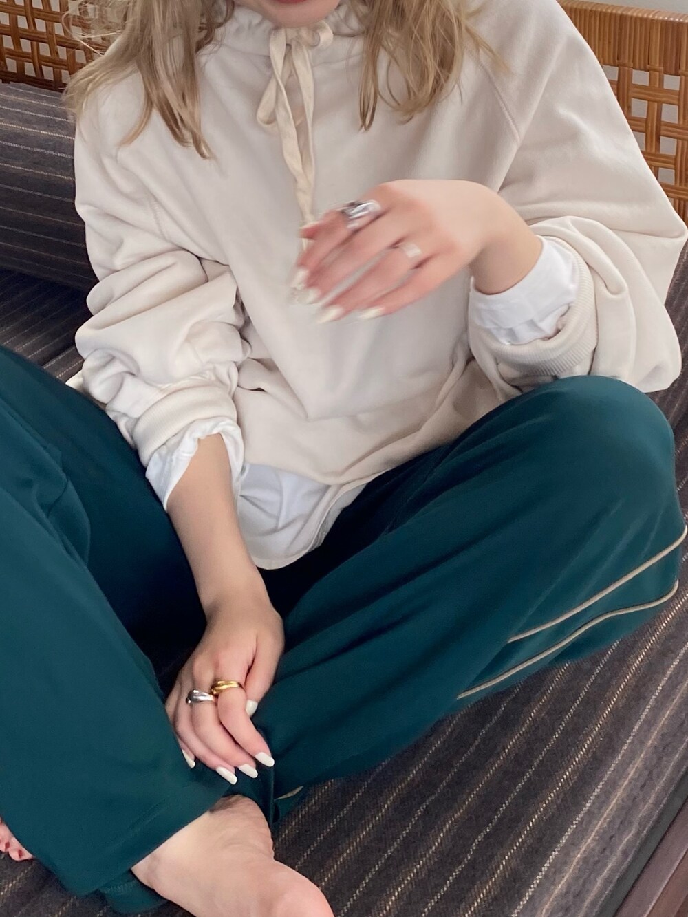 ホワイト系のパーカー、ホワイト系のTシャツ/カットソー、グリーン系のその他パンツを着用したレディースの秋コーディネートの2枚目の写真