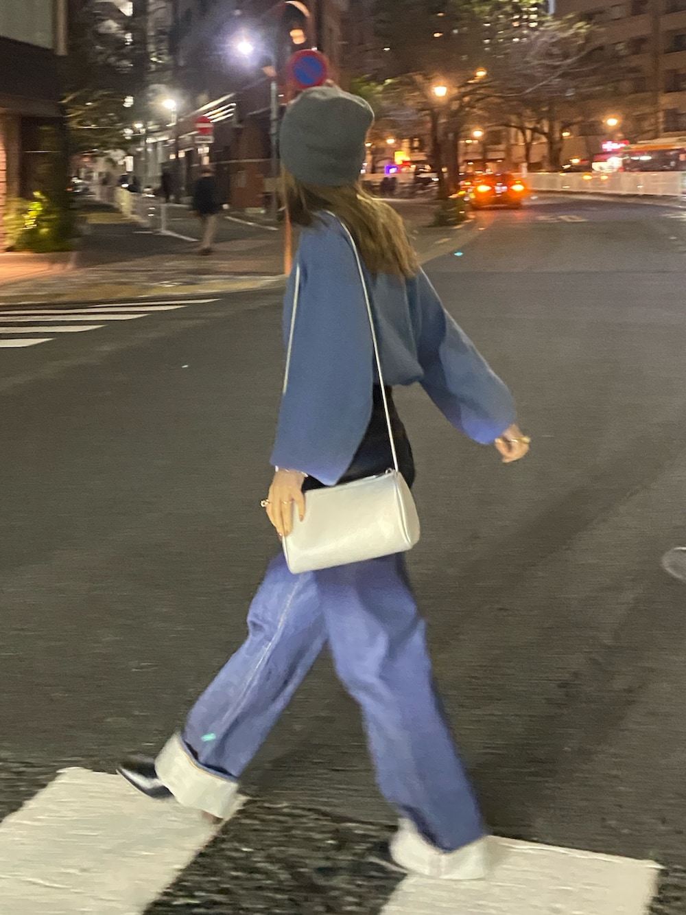 ブルー系のニット/セーター、ブルー系のデニムパンツ、グレー系のニットキャップ/ビーニーを着用したレディースの冬コーディネートの3枚目の写真