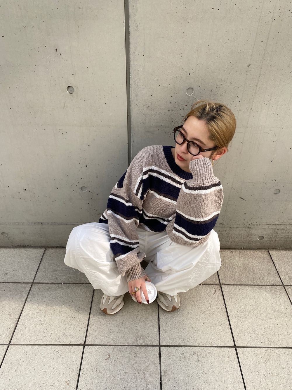 その他のニット/セーター、ホワイト系のその他パンツ、ブラウン系のメガネを着用したレディースの冬コーディネートの5枚目の写真