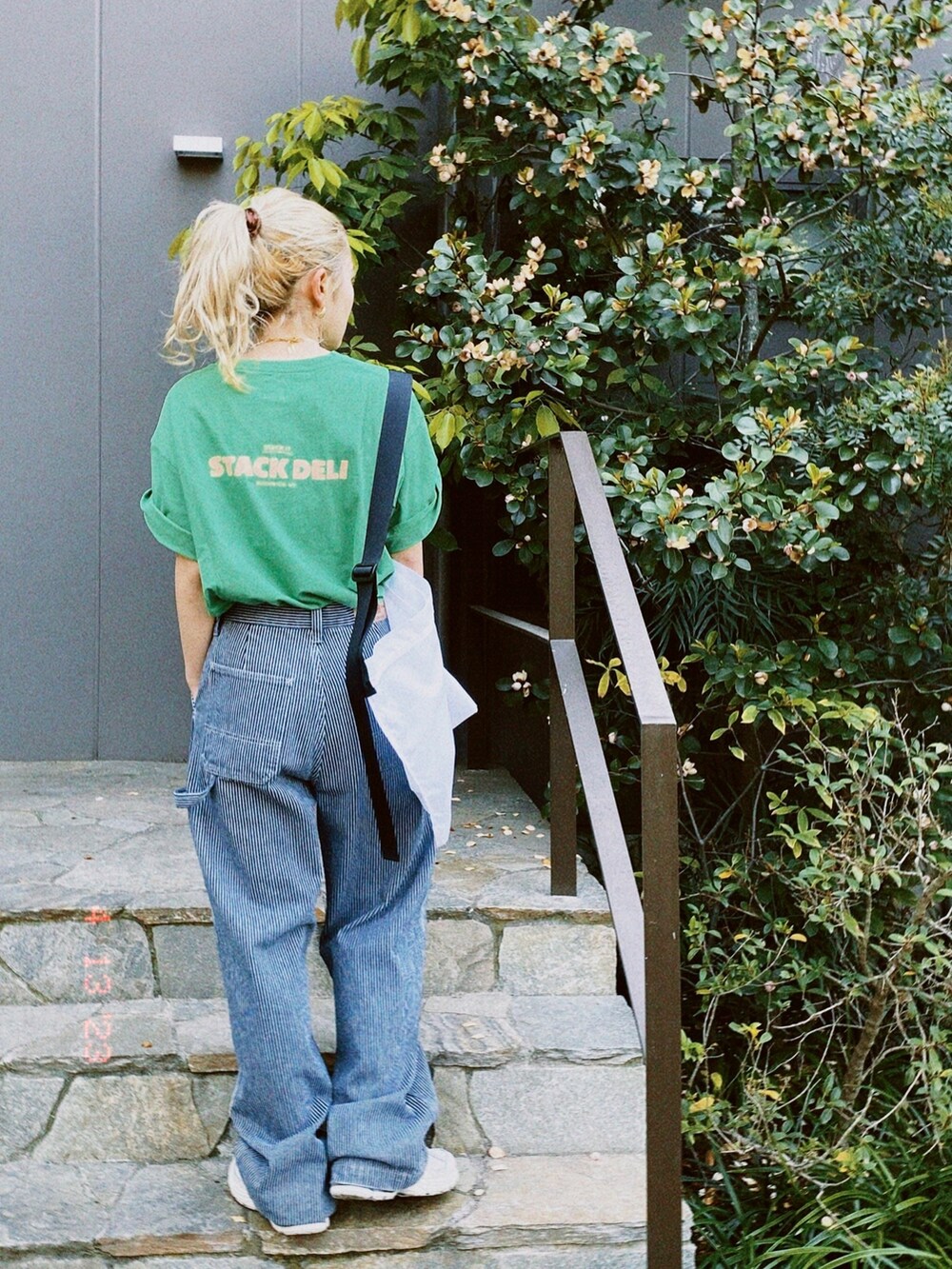 グリーン系のTシャツ/カットソー、その他のデニムパンツ、ホワイト系のハンドバッグを着用したレディースの春コーディネートの3枚目の写真