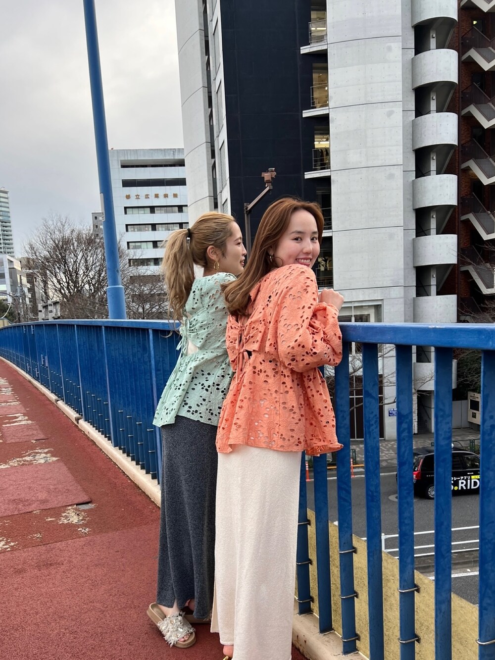 グリーン系のシャツ/ブラウス、ホワイト系のキャミソール、グレー系のスカートを着用したレディースの冬コーディネートの6枚目の写真