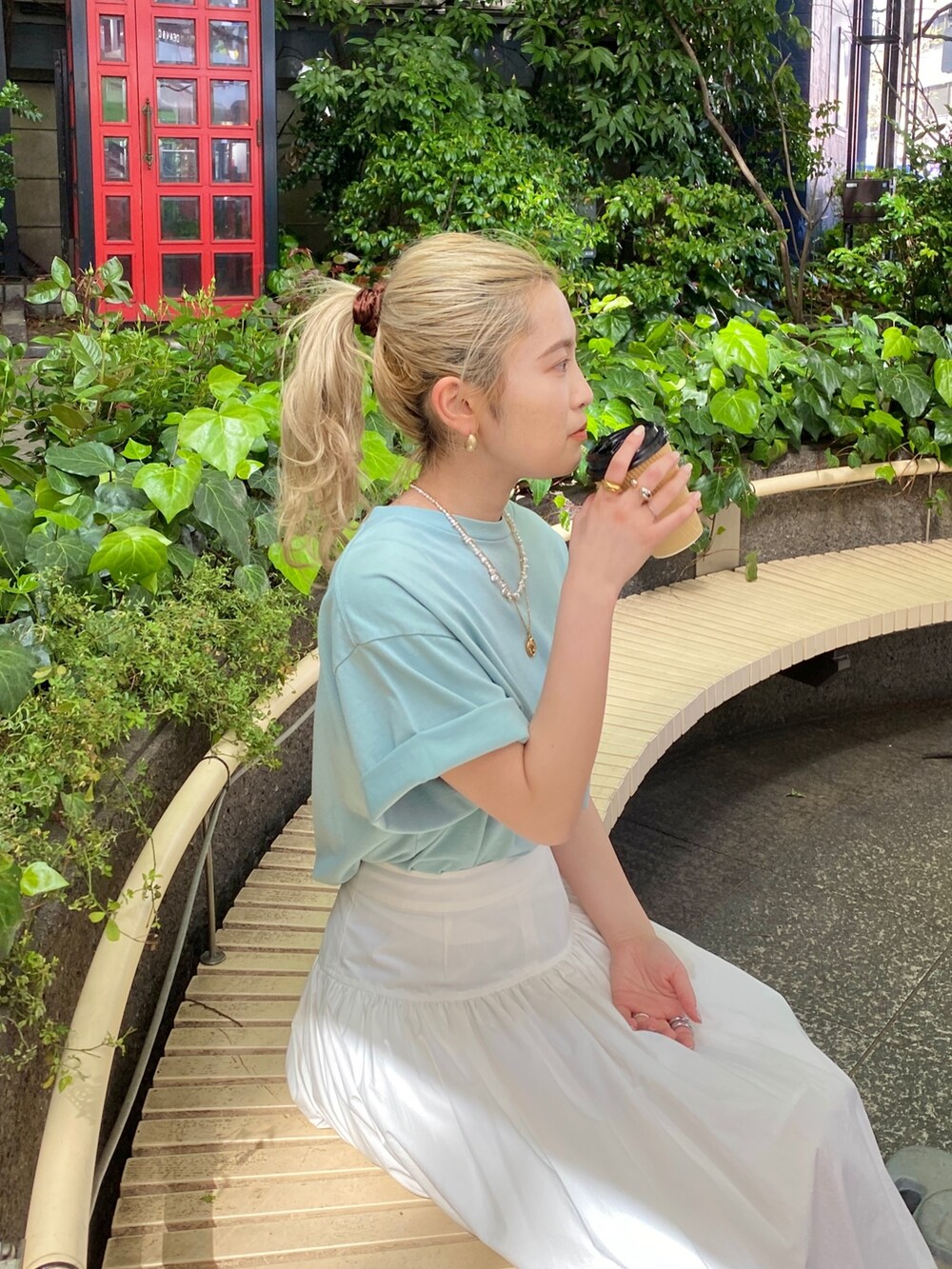 ブルー系のTシャツ/カットソー、ホワイト系のスカートを着用したレディースの春コーディネートの5枚目の写真