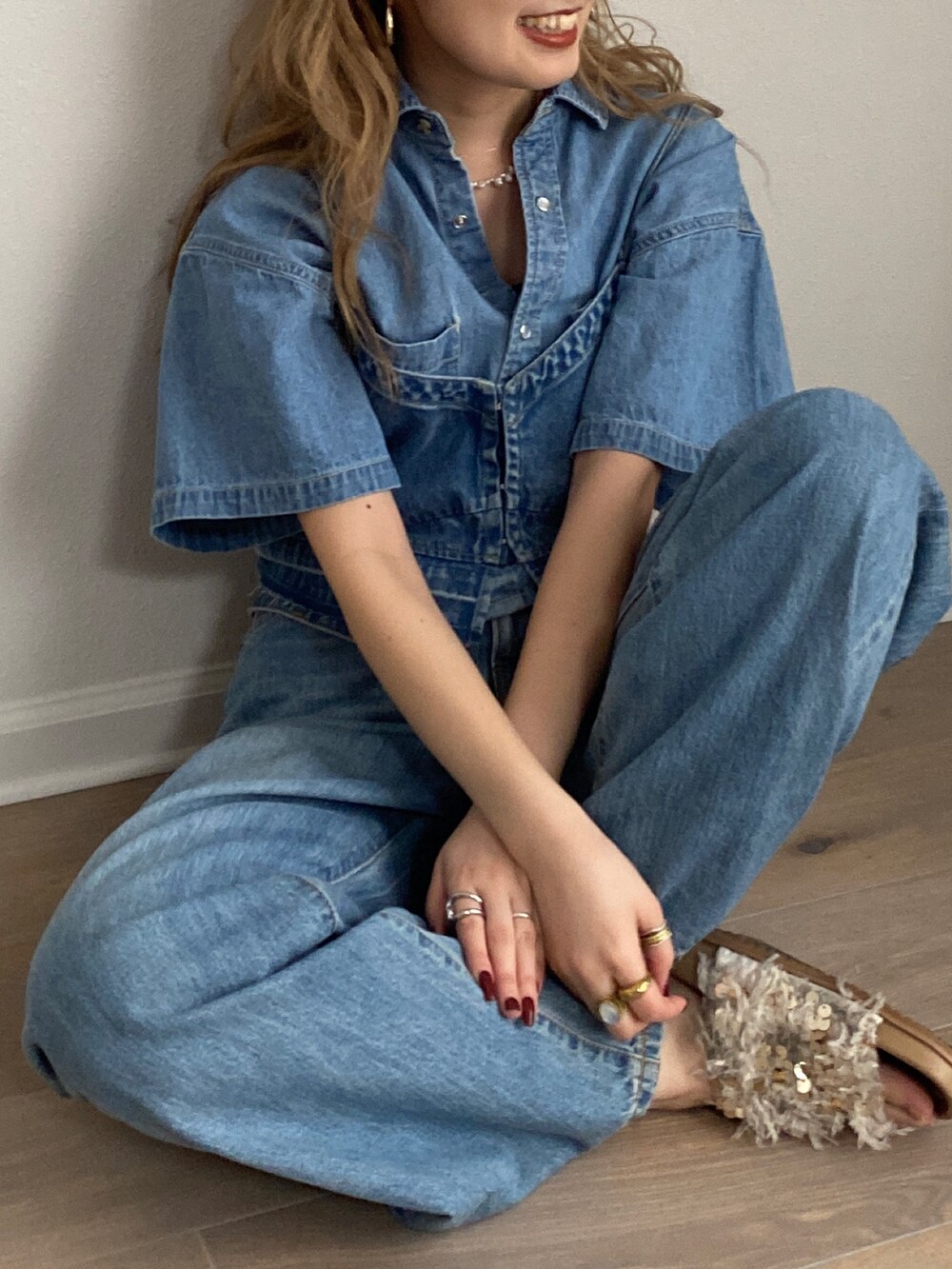 ブルー系のシャツ/ブラウス、ブルー系のキャミソール、ブルー系のデニムパンツを着用したレディースの冬コーディネートの3枚目の写真